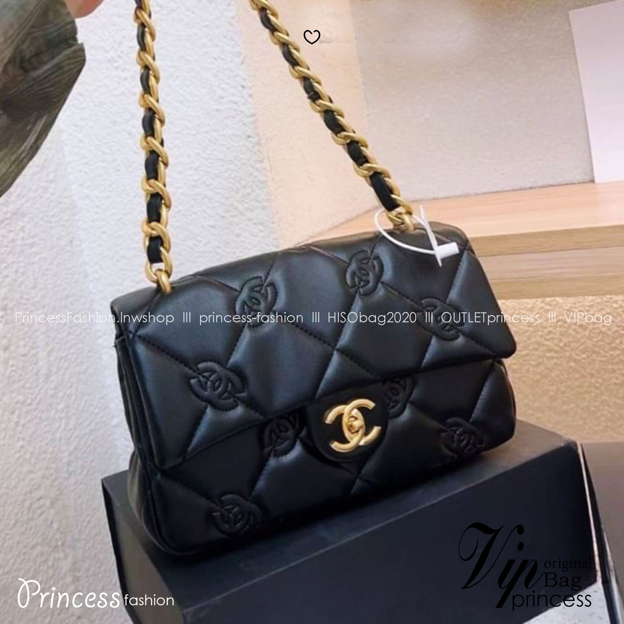 Chanel Flap Bag กระเป๋าสะพายทรงคลาสสิกดีไซส์เป็นเอกลักษณ์ที่ ปั้มโลโก้แบรนด์ที่ตัวกระเป๋า สวยเด่นชัด มาพร้อมสายสะพายโซ่สลับหนังเส้นใหญ่ ทนทาน ดูแพง ชวนสะสม ตอบโจทย์ได้ดีกับทุกสไตล์