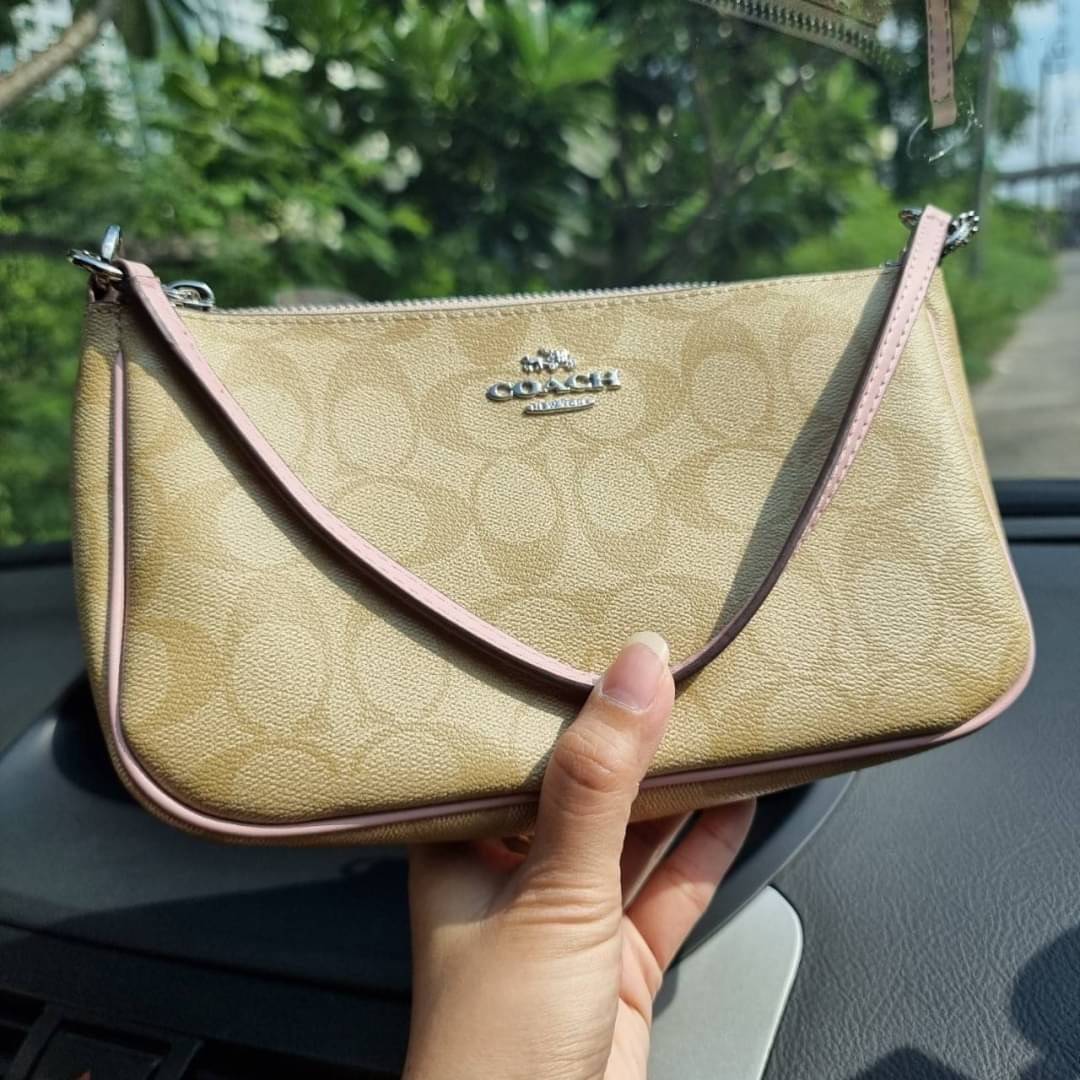 COACH F58321 TOP HANDLE POUCH อีกรุ่นฆ่าไม่ตาย!! 😎 ขายดีขายหมด ขายรวยขายปังๆ!! กระเป๋าพอชจากโค้ช ทรงใช้งานง่าย สะดวก กะทัดรัด วัสดุหนังแคนวาสเคลือบคุณภาพดี มาพร้อมสายคล้องในตัว และสายสะพาย crossbody ปรับเปลี่ยนได้ตามสไตล์ อีกหนึ่งไอเท็มที่สาวๆต้อง