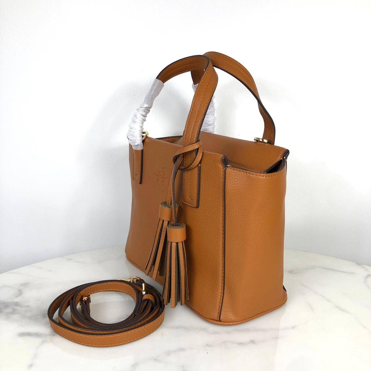 TORY BURCH Handbag / TORY BURCH shoulder bag พร้อมส่งที่ไทย กระเป๋าถือ หรือสะพาย TORY BURCH เปิด - ปิดกระเป๋าด้วยซิป ด้านในมีช่องซิป 1 ช่อง ช่องใส่ของ 1 ช่อง หูจับสูง 12 cm มาพร้อมสายสะพายยาว สามารถถอดและปรับได้ 3 ระดับค่ะ