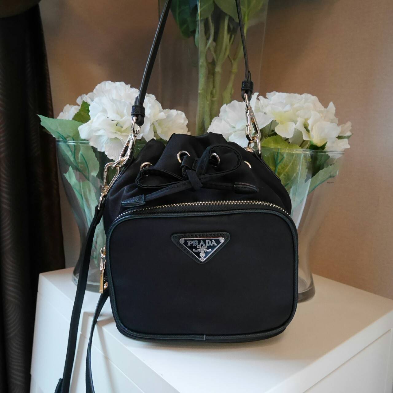 Mini งานมินิน่ารัก🌸🌼 เข้าแล้วคะ งานพรีเมี่ยมกิ้ฟ จากเคาเตอร์ต่างประเทศคะ มาฝาก จากแบรนด์ PRADA *premiumgift ค่า เป็นกระเป๋าผ้า nylon silk *ไซส์มินิ เนื้อหนาซับในอย่างดี จุดเด่นคือ กระเป๋าสามารถ ปรับ ได้ 2 ทรงคือ ผูกเชือกกระเป๋า หรือ ดึงเชื