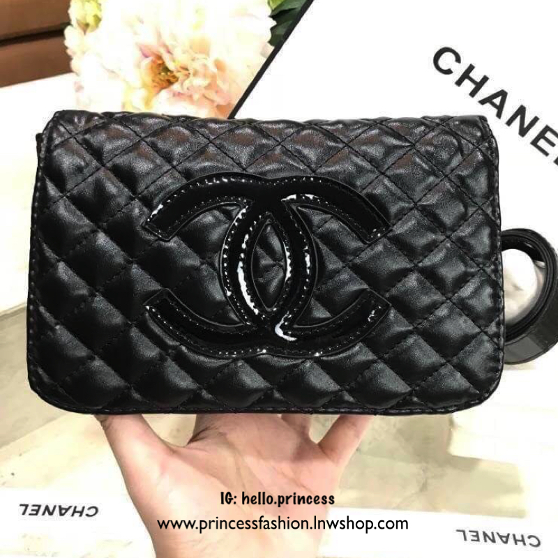 Chanel Waist Bag Gift With Purchase (GWP) กระเป๋าสะพายคาดเอวหรือคาดอก vip. gift ของแท้จาก Chanel Perfume Counter รุ่น Limited Edition วัสดุหนังนิ่มลายตาราง ทรงเหลี่ยมมีโลโก้ด้านหน้า เปิดปิดด้วยฝาปิด กระดุมแม่เหล็ก ภายในโล่ง ซับในลายเเบรนด์ ใส่มือถือได้ทุก
