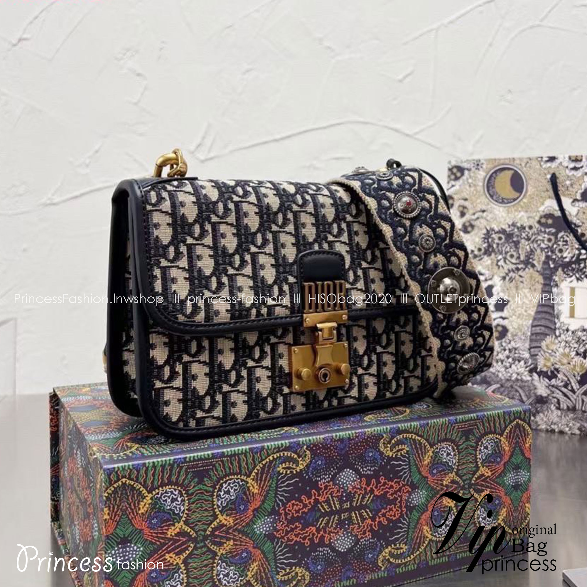 DIOR Oblique Dior Addict Flap Bag / Dioraddict Bag / DIOR BAG พร้อมส่ง กระเป๋าสะพายดีไซน์คลาสสิค สวยผู้ดี โดดเด่นด้วยโลโก้และอะไหล่ตัวล็อคสีทอง มาพร้อมสายสะพายสวยคุ้มมากค่ะ