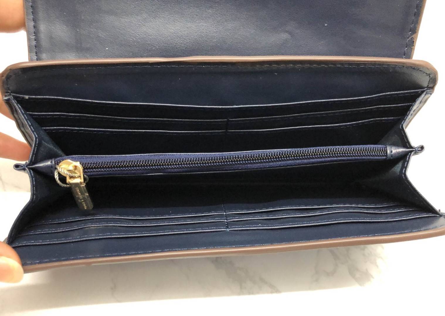 New arrival !!! CHARLES & KEITH STRAP DETAIL LONG WALLET BAG พร้อมส่งกระเป๋าสตางค์รุ่นใหม่ชนช็อป วัสดุหนังคาร์เวียสวย ดีไซน์เก๋แบบสายหนังคาดด้านหน้า เปิดปิดกระเป๋าแบบแม่เหล็ก ภายในมีช่องใส่ธนบัตร และช่องใส่บัตรถึง 10 ช่อง มีช่องซิปกลาง ด้านหลังกระเป๋ามีช่