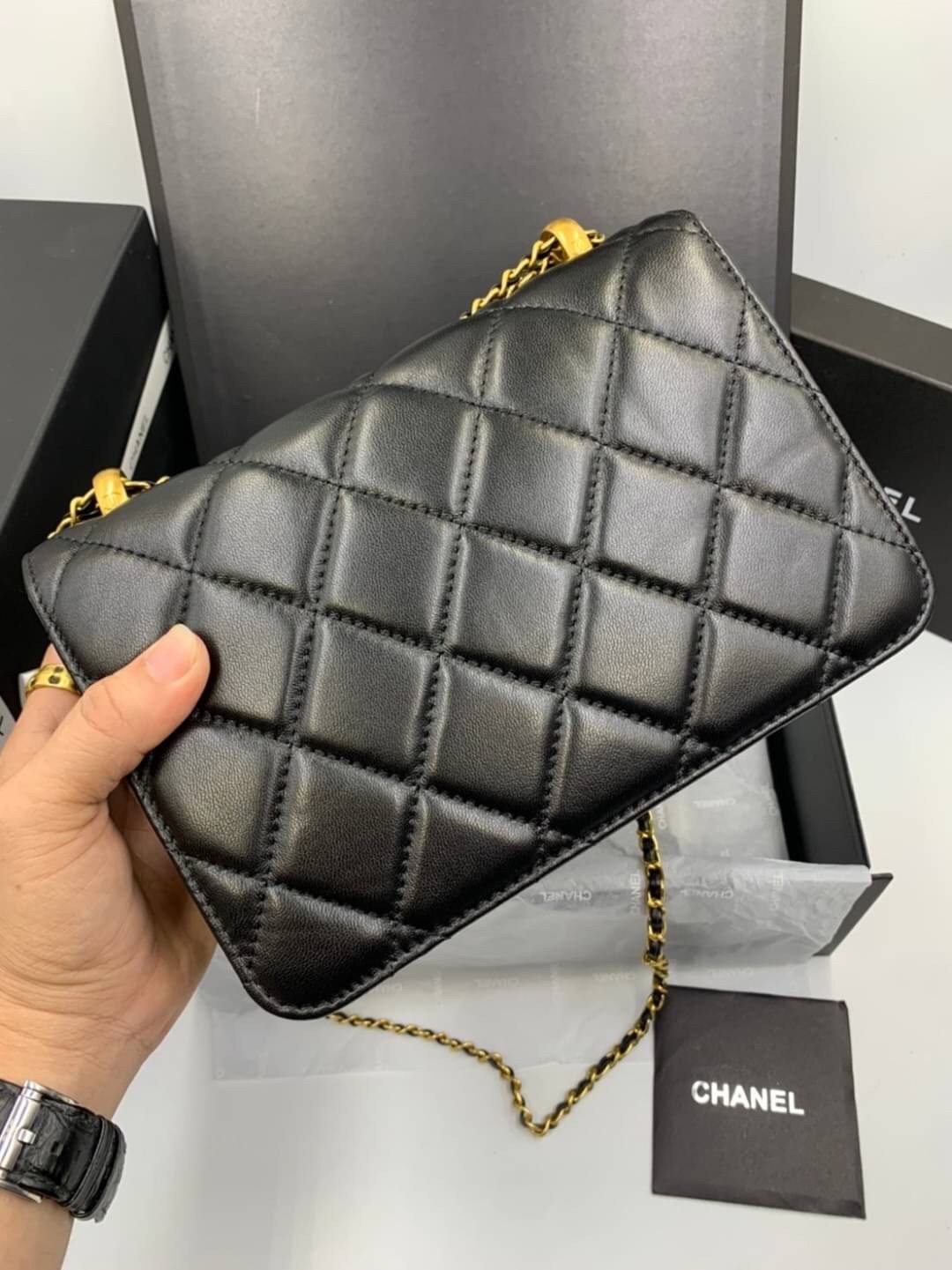 หนังแท้ VIP GIFT CHANEL CLASSIC CROSSBODY CHAIN IN BLACK BAG งานหนังแกะสีดำสุดคลาสสิก เรียบหรู มีกิมมิกน่ารักๆ หนังฟูทุกช่องสวยมากๆ อะไหล่สีทอง สวยสุดๆ เลยค่ะ