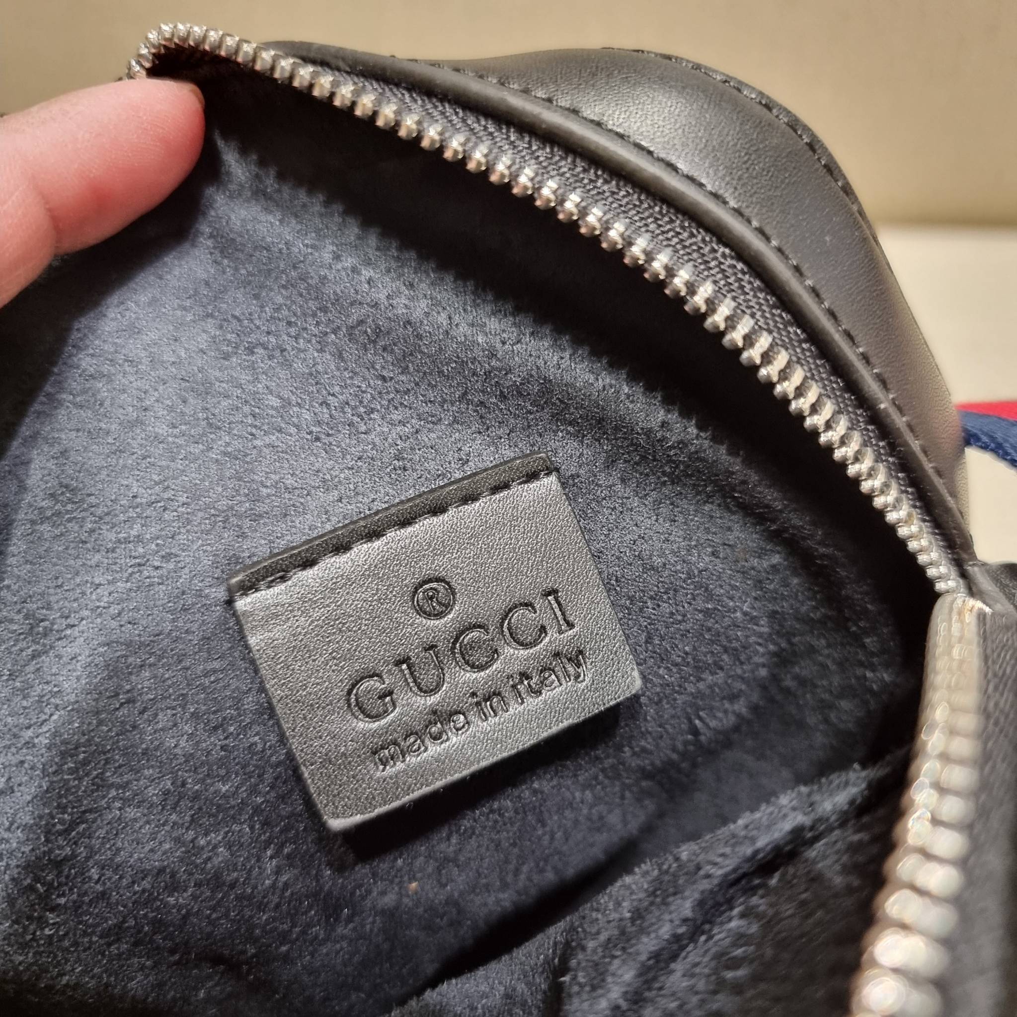 VIP 】GC VIP MINI MESSENGER CROSSBODY BAG กระเป๋าสะพายข้างพรีเมี่ยมลุคสปอร์ต เรียบแต่แอบหรู ไซส์มินิ น่าใช้!! วัสดุหนังแคนวาส ไม่ต้องห่วงเรื่องความทนทาน ✔️ ตกแต่งสายคาดหรู เท่ ดีไซน์สีตามสัญลักษณ์แบรนด์ เข้ากันมากๆ!! เปิด-ปิดด้วยซิป ด้านหน้ามีช่องซิ