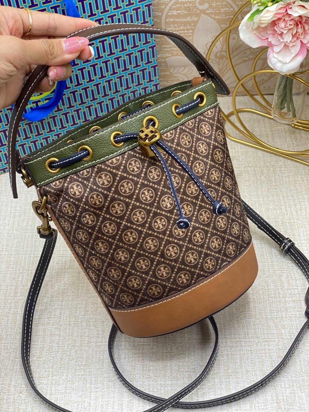 Tory Burch T Monogram Calf Hair Mini Bucket Bag กระเป๋าทรงถังผลิตขึ้นอย่างพิถีพิถันด้วยขนลูกวัวพิมพ์ลาย ตัดแต่งหนังอย่างดี