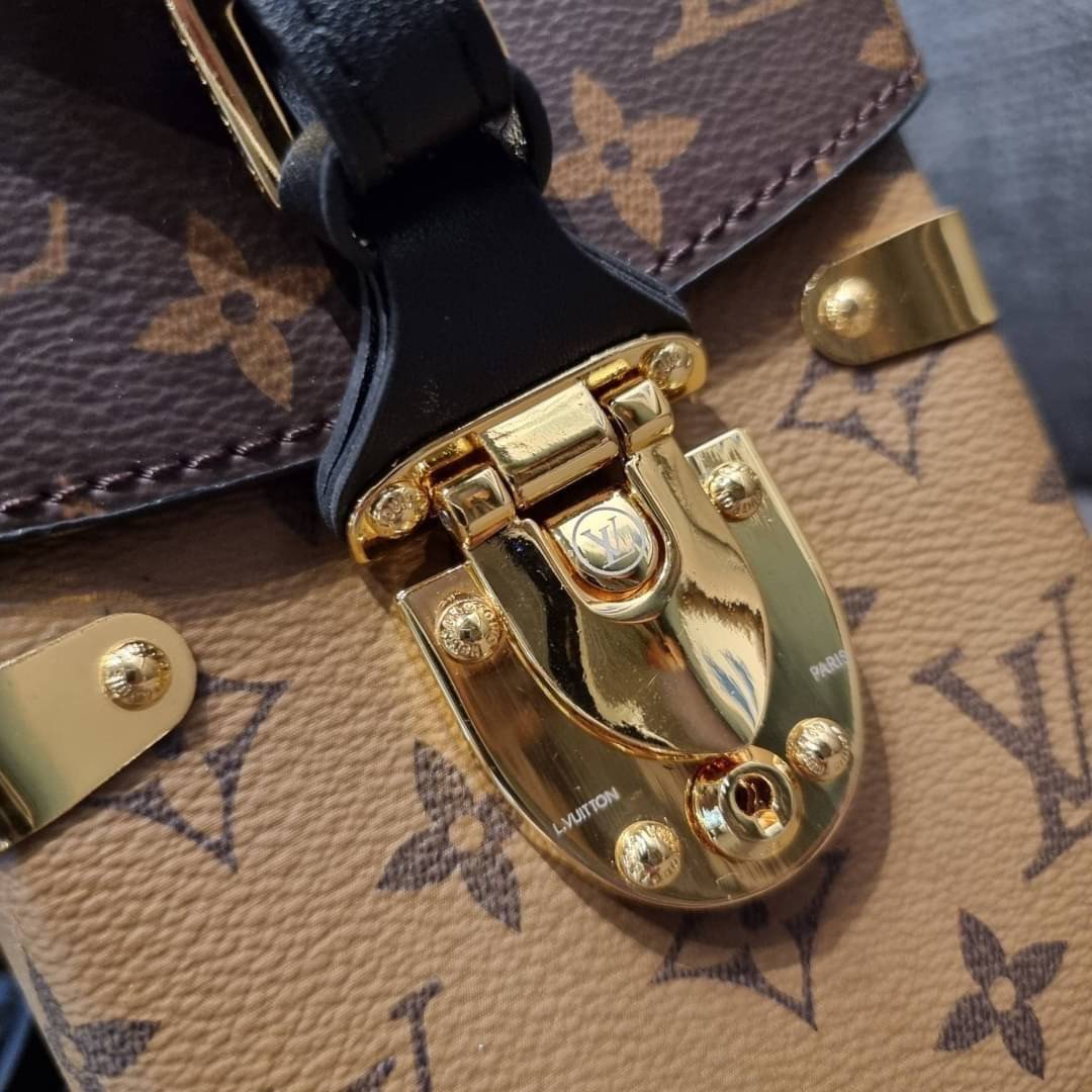 LV CROSSBODY BOX BAG / LV Reverse Monogram Camera Box Bag กระเป๋าถือ/สะพายวีไอพีพรีเมี่ยม สวยหรูทุกมุม ตกแต่งเพิ่มดีเทลด้วยหมุด วัสดุหนังแคนวาสคุณภาพ เปิดปิดด้วยตัวบีบล็อค แน่นหนา มีหูจับในตัว และสายสะพายข้างมาให้ ภายในเป็นช่องโล่ง ใส่มือถือได้ทุกรุ่น มาพ