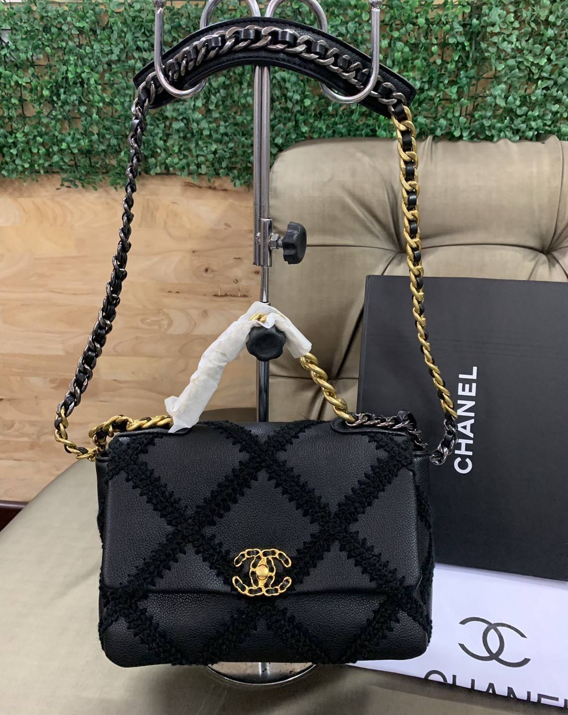 CHANEL 19 Large Stitch Bag VIP GIFT WITH PURCHASE (GWP) พรีเมี่ยมกิ้ฟ Limited Edition จาก Chanel DUTY FREE COUNTER กระเป๋าสะพายทรงคลาสสิค ตกแต่งด้วยการเย็บตะเข็บขนาดใหญ่ วัสดุหนังแท้(calfskin)ผสมผ้าทวีด หนังนิ่มมาก เงาขึ้นรูปสวยค่ะ ดีไซต์สายสะพายโซ่สองสีส