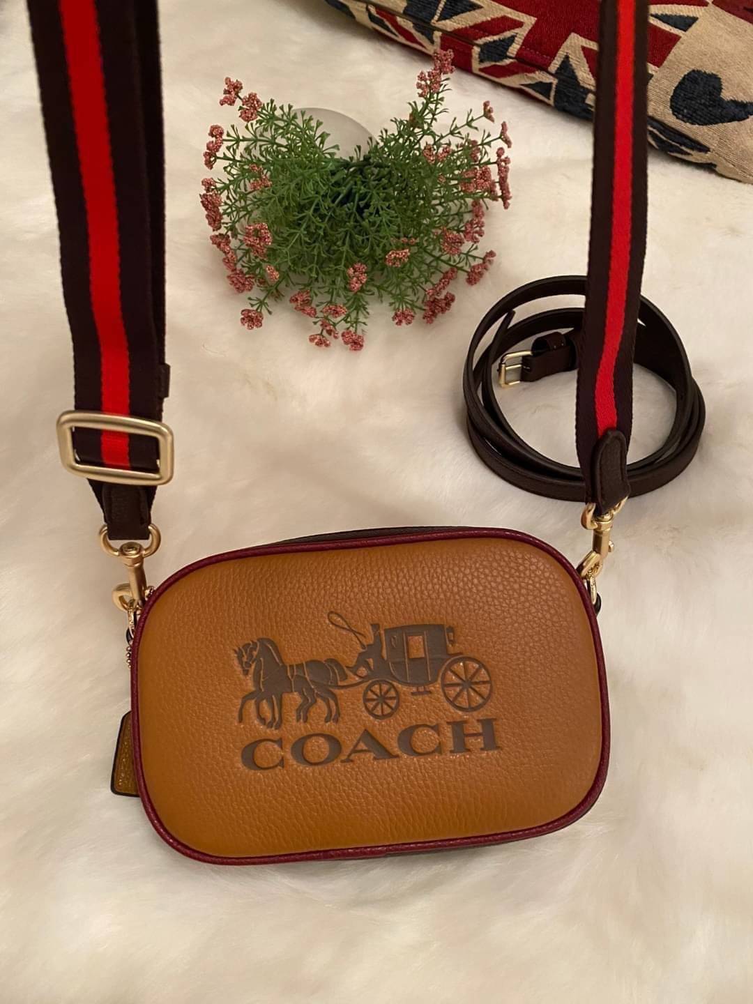 COACH JES CONVERTIBLE BELT BAG IN COLORBLOCK 2IN1 !! กระเป๋าคาดอก/สะพายข้าง ใช้ได้ถึง 2 แบบ!! คุ้มค่ามากที่สุด!! วัสดุหนัง pepble ดีไซน์เรียบ แต่หรู ภายในเป็นช่องโล่ง ใบนี้สาวๆที่ไม่ชอบพกของเยอะ เหมาะมากๆน้า 🙇♀️ ของดีราคาจับต้องได้ ไอเท็มนี