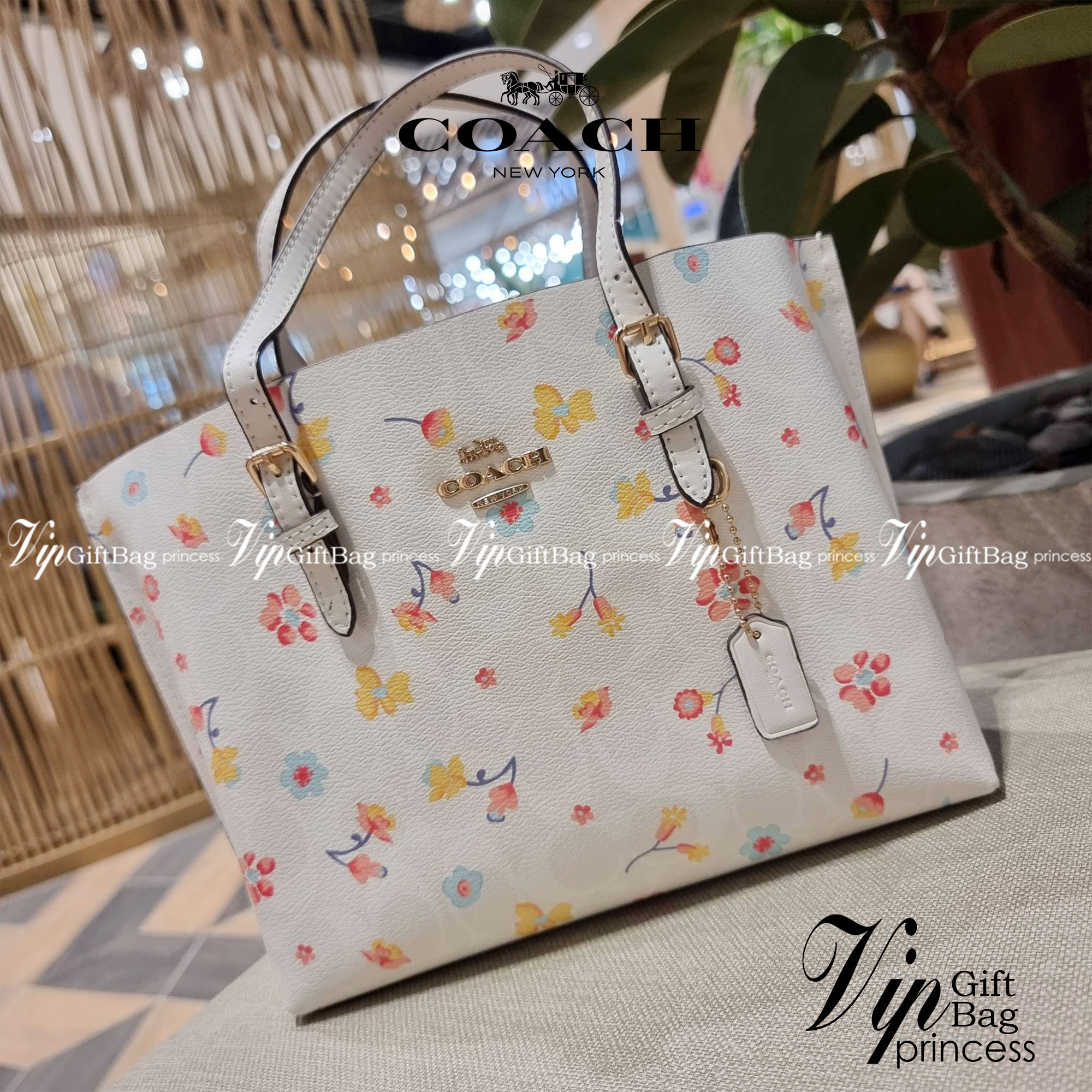 COACH C8612 MOLLIE TOTE 25 IN SIGNATURE CANVAS WITH MYSTICAL FLORAL PRINT คอลใหม่ล่าสุด ยังไม่เข้า shop ไทย สวยๆแบบไม่ต้องรอพรีฯให้ยาวนาน กับกระเป๋าโท้ทไซส์เล็กที่สาวๆต่างก็ต้องปักใจรัก สวยสมใจ ดีไซน์ลวดลายดอกไม้ คละเคล้าเต็มใบ ดูละมุน สดใส น่าใช้สุดๆ วัส
