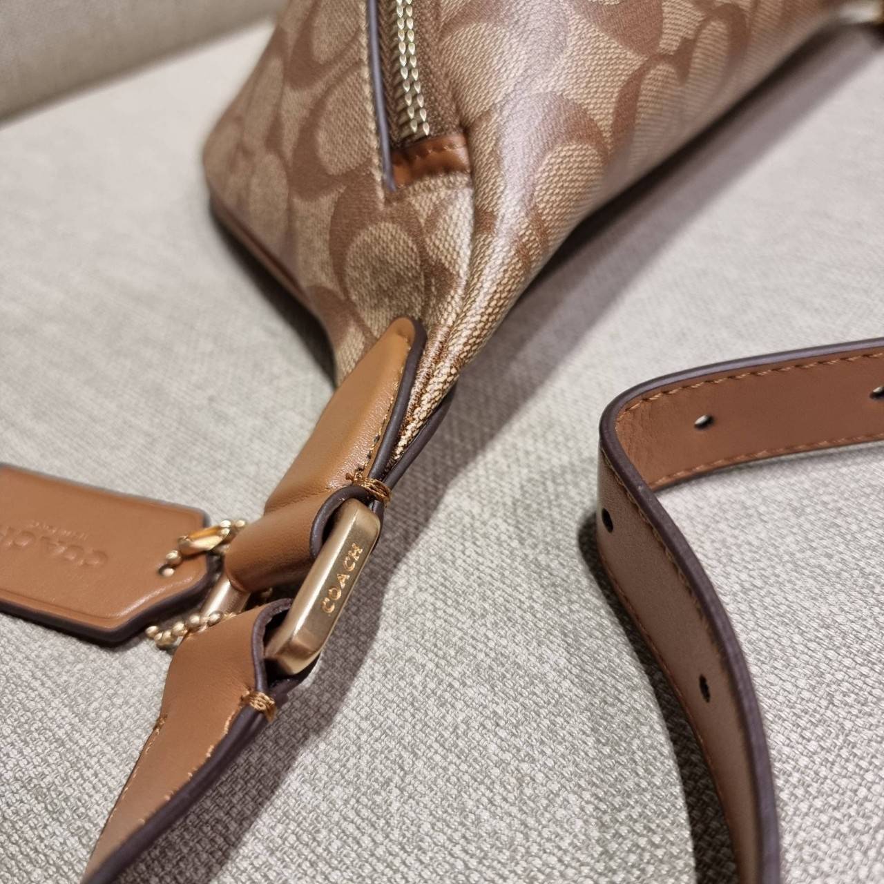 COACH F48740 BELT BAG IN SIGNATURE CANVAS กระเป๋าคาดอกทรง Unisex ที่ขายดีถล่มทลาย!! ขายได้ตลอดปี!! สวยเท่ทุกสี วัสดุหนังแคนวาสเคลือบคุณภาพดี ทนทาน ใช้งานง่าย ภายในเป็นช่องโล่ง เหมาะสำหรับคนที่ชอบพกอะไรง่ายๆ รับรองตอบโจทย์น้า