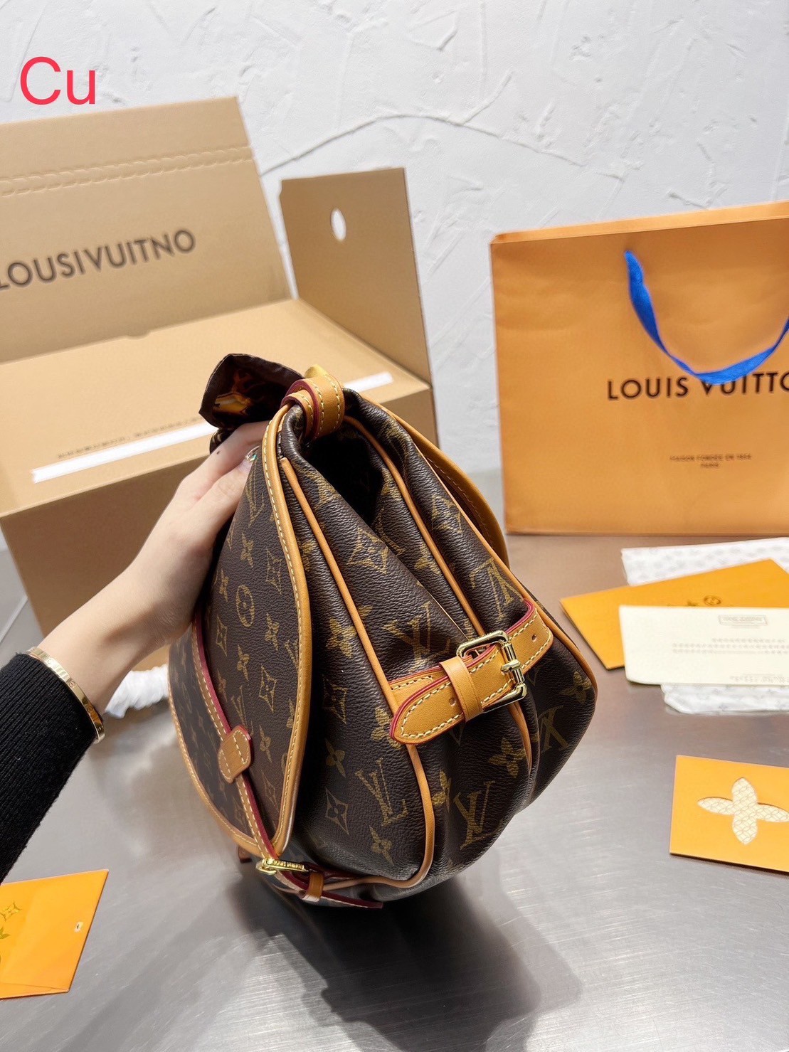 LV SAUMUR MM MONOGRAM BAG / LV Crossbody bag กระเป๋าสะพายพิมพ์ลายโมโนแกรมสุดหรูจากแบรนด์ดัง รูปทรงใช้งานง่าย ภายในจุของได้เยอะ ตอบโจทย์ให้กับทุกลุคทุกสไตล์ ใช้เป็น every ได้เลยค่ะ