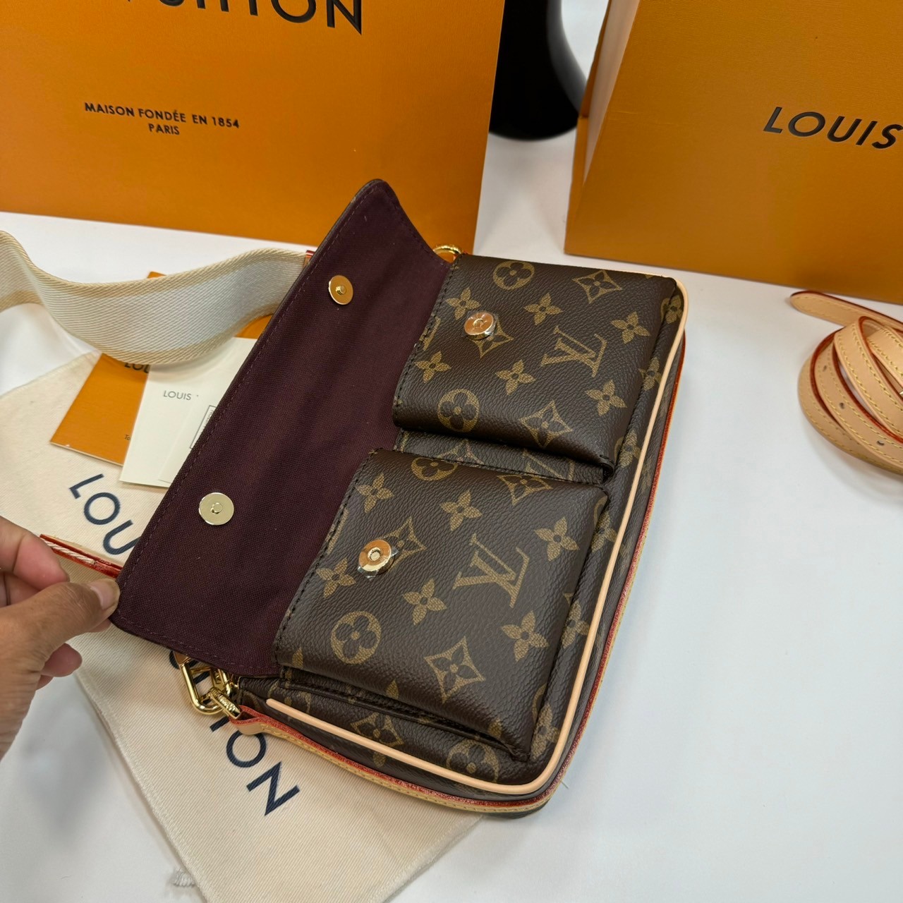 LV Vivacité Monogram Monogram Canvas กระเป๋าถือสะพายลายโมโนแกรม เกรดออริ ท็อป 1:1 เกรดแคนวาสแท้อย่างดี ลายคมชัด ใช้งานต่างประเทศได้