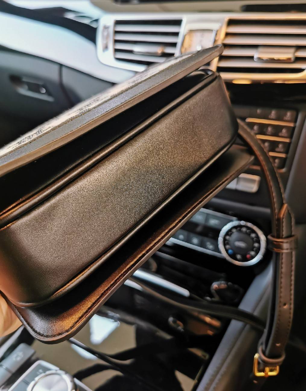 CELINE TRIOMPHE CROSSBODY BAG VIP GIFT WITH PURCHASE-GWP พรีเมี่ยมกิ๊ฟ Limited Edition จาก CELINE PERFUME DUTY FREE COUNTER วัสดุ CANVAS & LEATHER ดีไซน์ยอดนิยมสไตล์สาว LISA