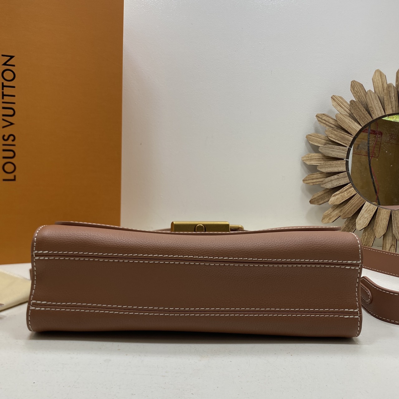 TOP ORI หนังแท้ | เกรดดีสุด LV Soft Twist Handbag กระเป๋าถือสุดไอคอนิก ถือเป็นกระเป๋าคู่ใจที่สมบูรณ์แบบสำหรับทุกวัน