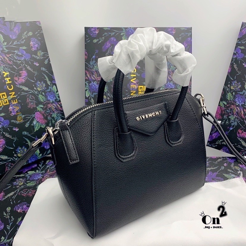 Givenchy Antigona Mini leather shoulder bag กระเป๋าสะพายทรงหมอน งานซิปบน หนังเรียบ อะไหล่เงิน มาพร้อมสายสะพายยาวถอดออกถือได้ กระเป๋าสุดคลาสสิก ใบเดียวก็เอาอยู่ Day to Night Bag เข้าได้กับลุค Smart Casual ด้วยทรงกระเป๋าที่ฐานกว้างใส่ของใช้ที่จำเป็นได้ทุกอย