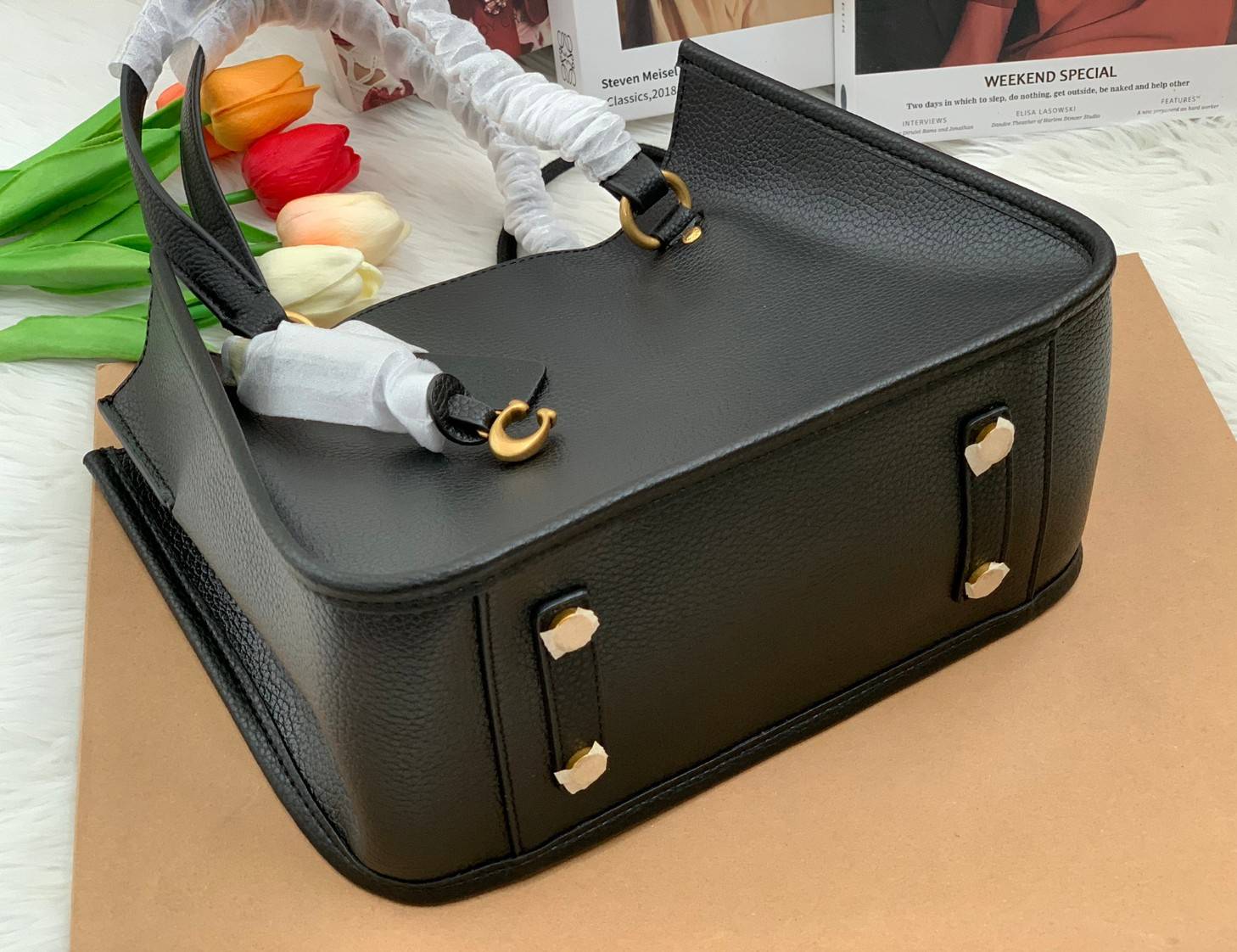 COACH C3889 TYLER CARRYALL 28 IN SIGNATURE CANVAS ((C3460//C3889)) รุ่นยอดฮิตที่สาวๆหลายคนเรียกร้อง กับกระเป๋าถือ/สะพายทรงสวย ที่มาพร้อมสายสะพายไหล่ในตัว และสายครอสบอดี้สำหรับสะพายข้าง ตัวกระเป๋าถูกแบ่งเป็นสัดส่วนสวยงาม มีช่องซิปกลางที่ใหญ่พอสมควร และยังม