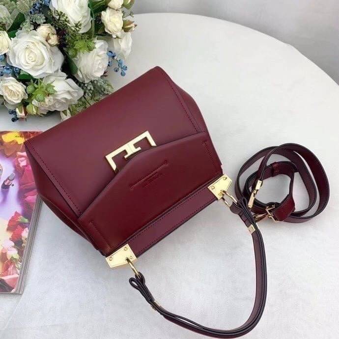 หนังแท้ Givenchy Mini Mystic Calfskin Leather Satchel / Givenchy Top Handle Bag กระเป๋ารุ่นใบใหม่จากแบรนด์หรู การออกแบบเชิงมุมโดดเด่นด้วยแผ่นปิดสามเหลี่ยมที่มีรายละเอียดพร้อมการปิดด้วยแม่เหล็ก double-G พกติดตัวไว้ที่หูหิ้วด้านบนหรือสวมสายสะพายทรงเรียวเพื่