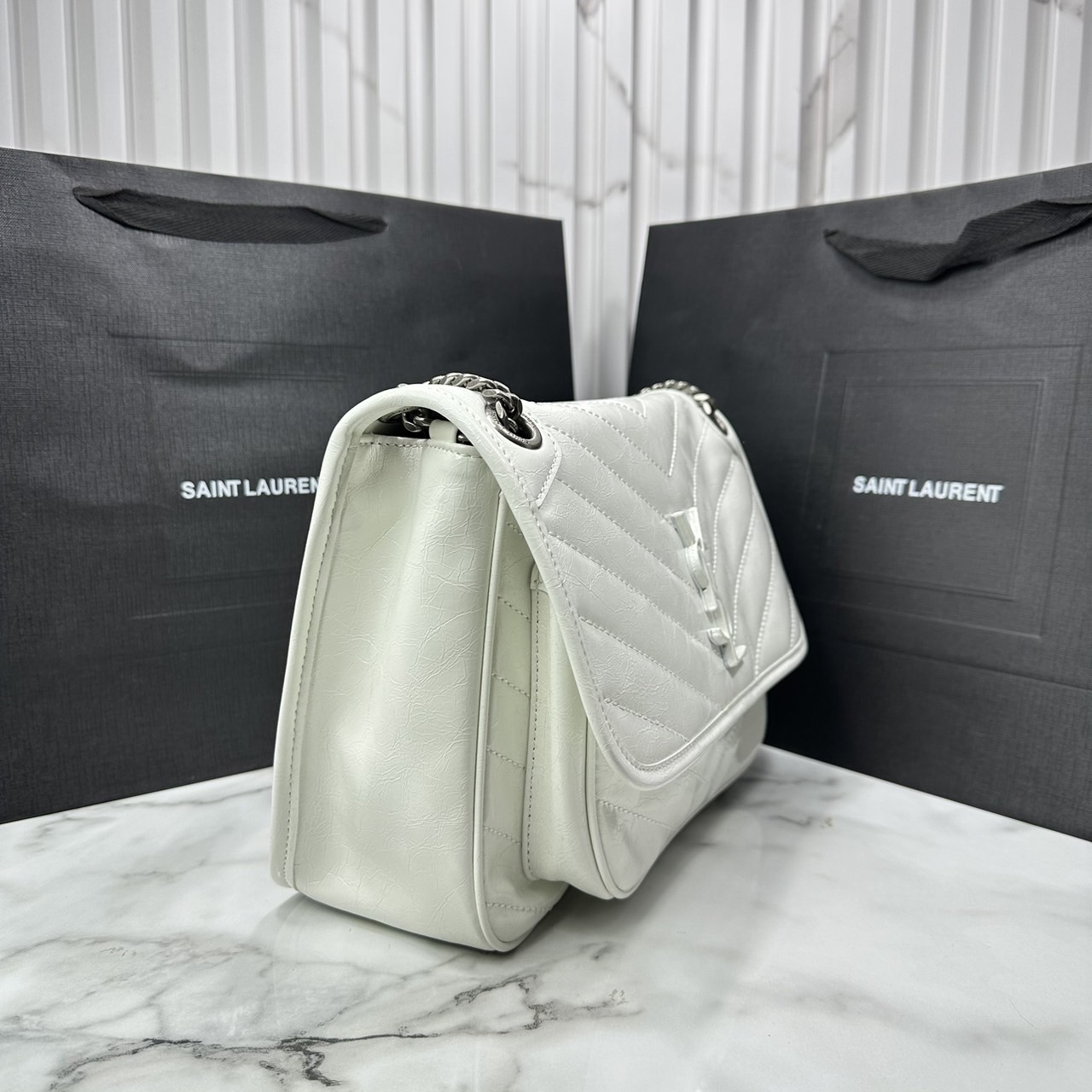 medium YSL Niki shoulder bag 11" กระเป๋าสะพายทรงคลาสสิค รุ่นยอดนิยมของแบรนด์ที่ใครๆก็ต้องมีใช้ ดีไซน์เรียบหรู