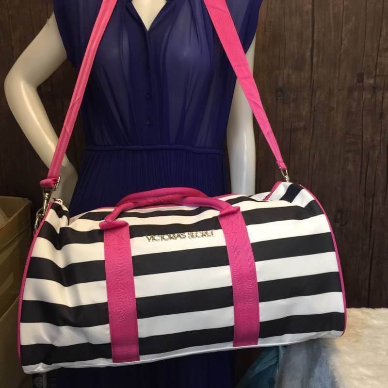 Victoria's Secret กระเป๋าเดินทาง สุด chic น่ารัก ลายทางสุดเก๋ หูจับ และสายสะพายยาวปรับสายได้ สีชมพู จะใส่เสื้อผ้าอุปกรณ์ไปฟิตเนส โยคะ ก็คุ้มค่าเลยจ้า