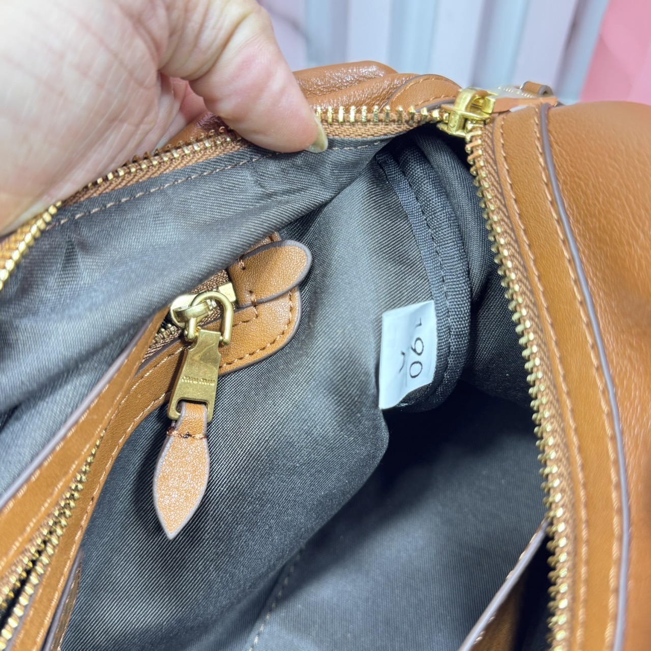 ORI หนังแท้ | Miu Miu Leather top-handle bag กระเป๋าสะพายทรง keepall เรียบแต่ฟาด หรูหราทุกองศา ใครเห็นก็ต้องเหลียว