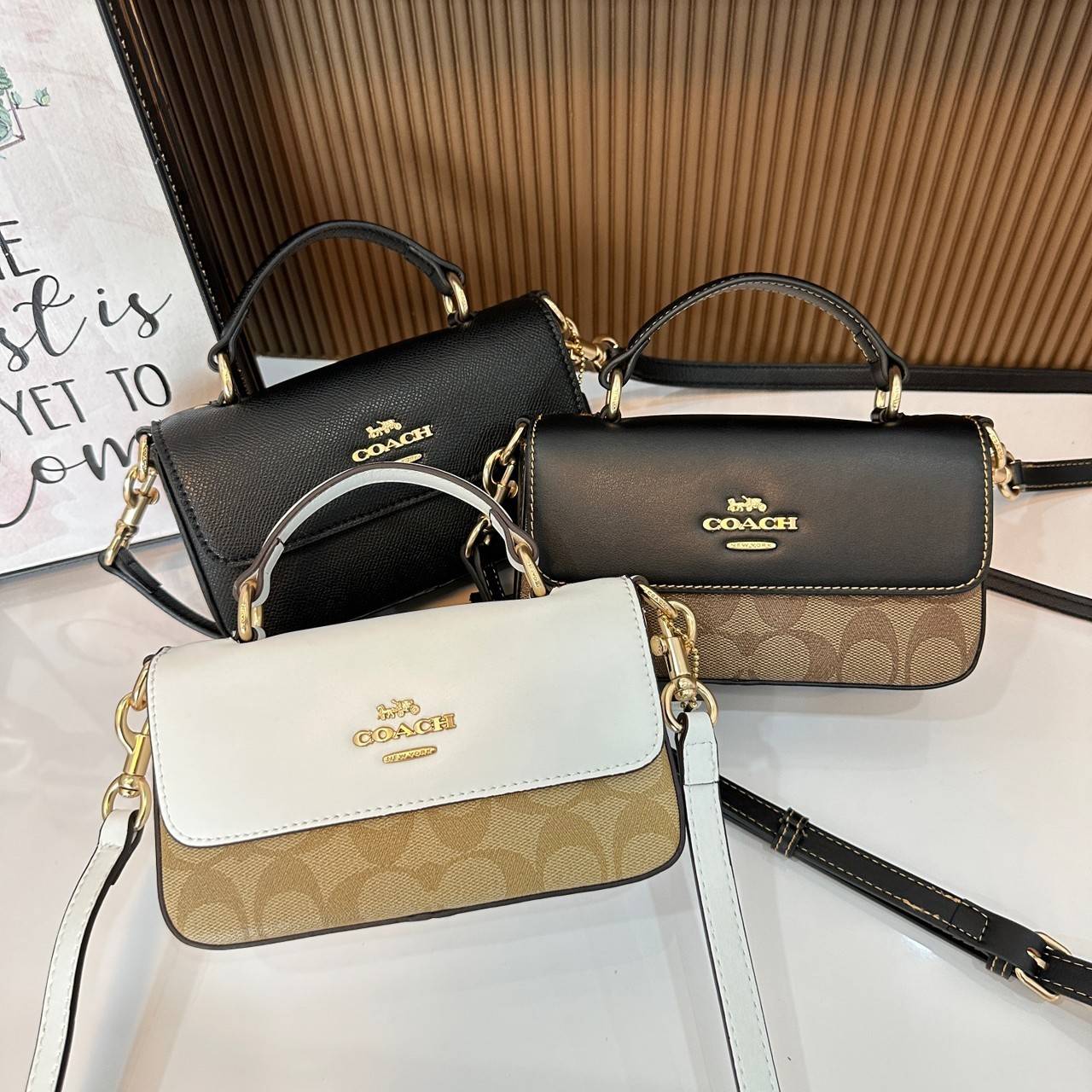 Coach Mini Josie Top Handle Crossbody In Blocked Signature Canvas (cc340) ใหม่ล่าสุด กระเป๋าสะพายหรือถือใบเล็กกระทัดรัด วัสดุหนังตัดขอบหนังแท้ ภายในช่องโล่งกว้างสามารถใส่โทรศัพท์ iPhonePro max ได้ มีช่องใส่บัตรเครดิต 2 ช่อง เปิดปิดด้วนกระดุมแป๊ก ซับในผ้า 
