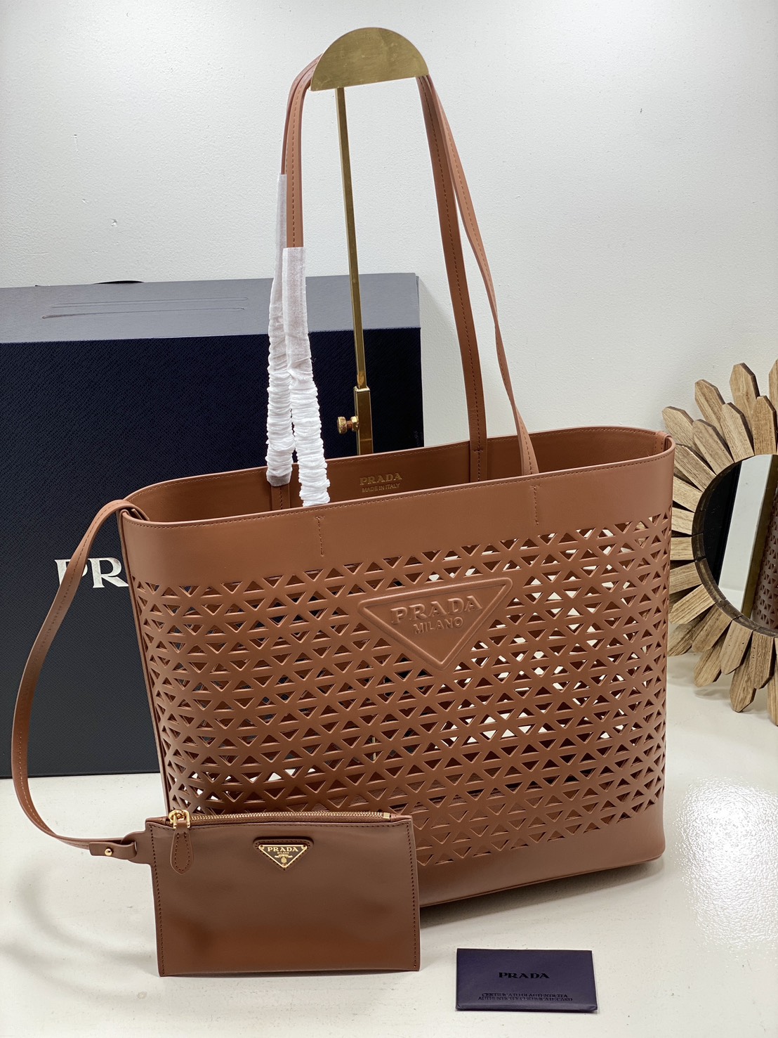 TOP ORI หนังแท้ | Prada Large perforated leather tote bag กระเป๋าทรงโท้ทใบใหญ่ ใจบางที่สุดกับคอลเลคชั่นนี้ ที่เพิ่มดีเทลความแพงด้วยการฉลุลวดลายรอบใบ ถักทอเป็นเส้นลายสานที่สวยงามมาก งานฝีมือจริงๆ