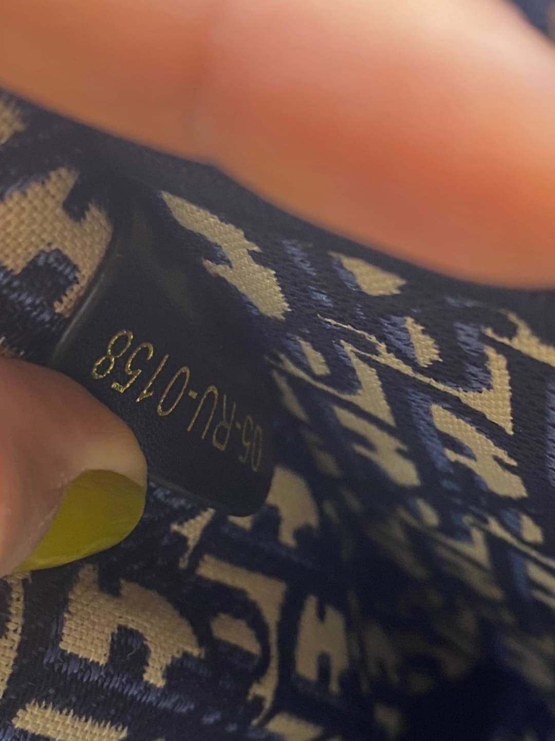 SMALL DIOR BOOK TOTE 29cm Blue Dior Oblique Embroidery กระเป๋าถือทรง Shopping ขนาดกำลังดี จุของได้เยอะ สวยคลาสสิค พกพาสะดวก ใช้งานง่ายสุดๆ วัสดุงานทอละเอียด ภายในโล่งกว้าง ภาพสินค้าถ่ายจากงานขายจริง ใช้งานต่างประเทศได้