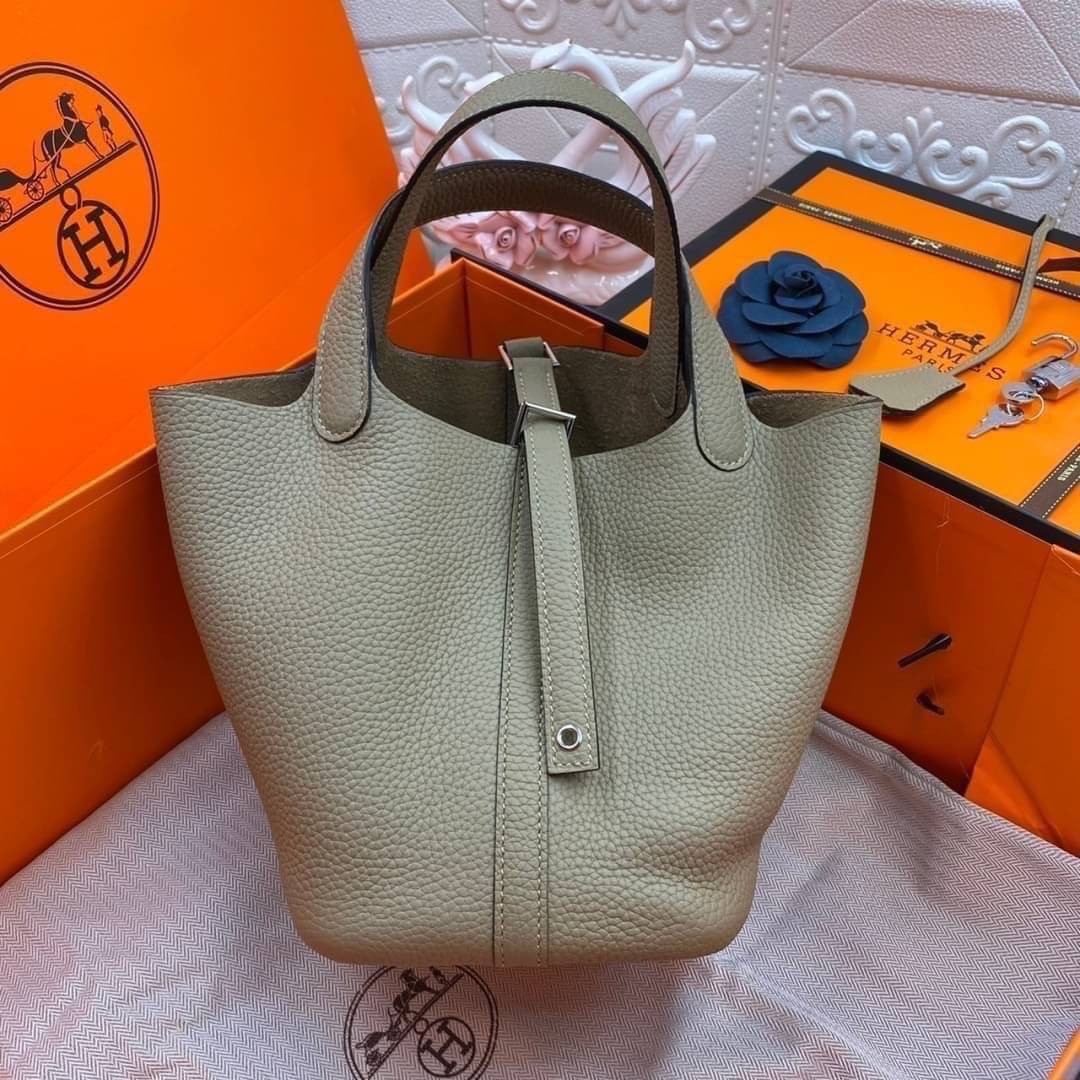 หนังแท้ Hermes Picotin Lock 18 bag กระเป๋าถือแบรนด์หรูระดับโลก งานเกรดออรินอล หนังแท้ทั้งใบ หนังมีลายทอริลลอนคล้ายของจริง มาพร้อมตัวล็อคเคลลี่ Kelly lock รูปทรงเรียบแต่หรู ใช้งานได้ทุกโอกาส ถือง่าย ใช้งานง่าย ภายในโล่งกว้าง ภาพสินค้าถ่ายจากงานขายจริง ใช้ง