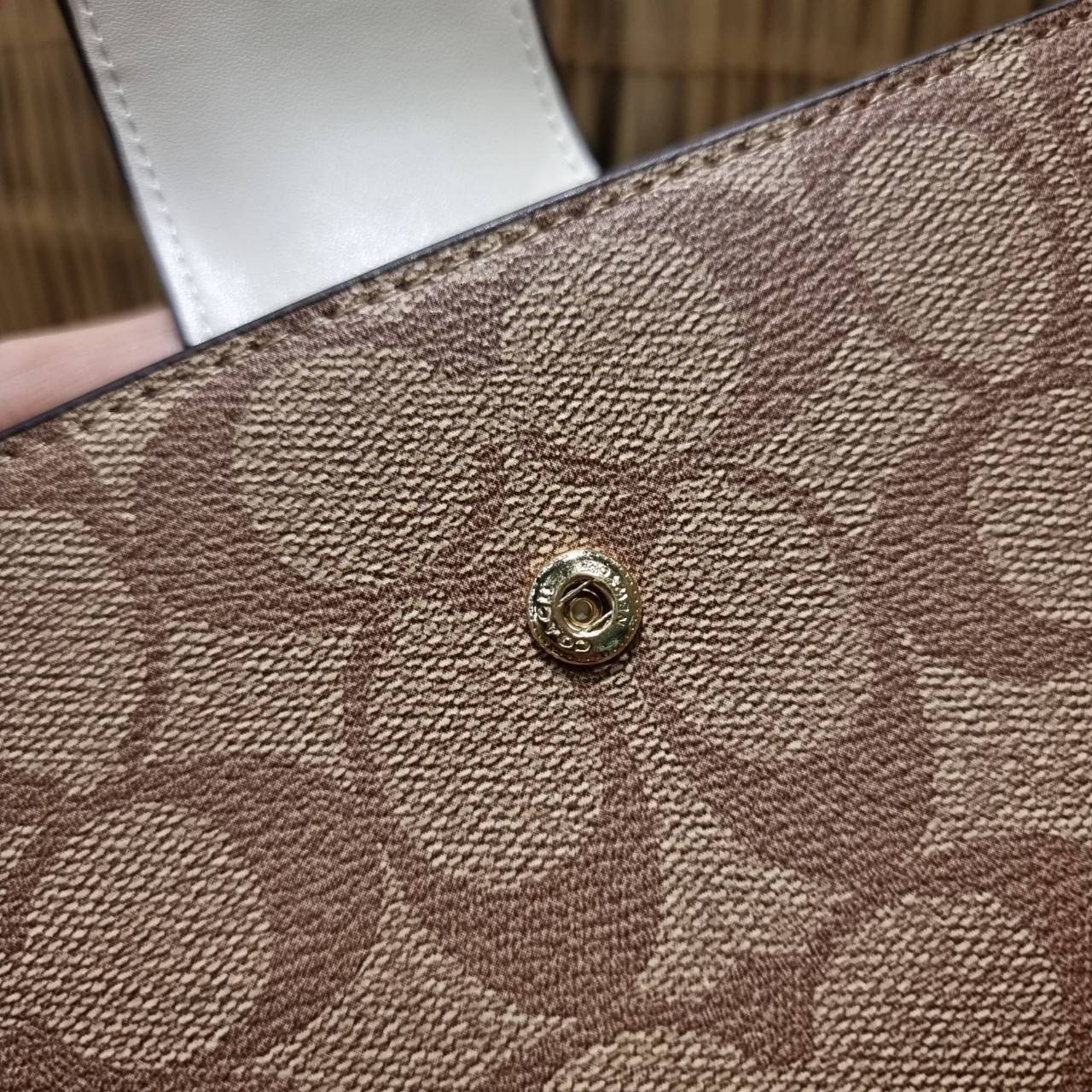 พร้อมส่ง 7 สี COACH C2874 TECH WALLET IN COLORBLOCK SIGNATURE CANVAS จัดให้สีใหม่ก่อนใคร!! ดีไซน์ใหม่ คอลเลคชั่นสวยหรู กระเป๋าสตางค์พร้อมสายคล้องมือ ง่ายต่อชีวิตมากจ้า!! มันดีอะไรเบอร์นี้ ใส่ได้ทั้งบัตร และโทรศัพท์ก็ใส่ได้ทุกรุ่น แถมยังมีช่องซิปแยกไปอีก ช