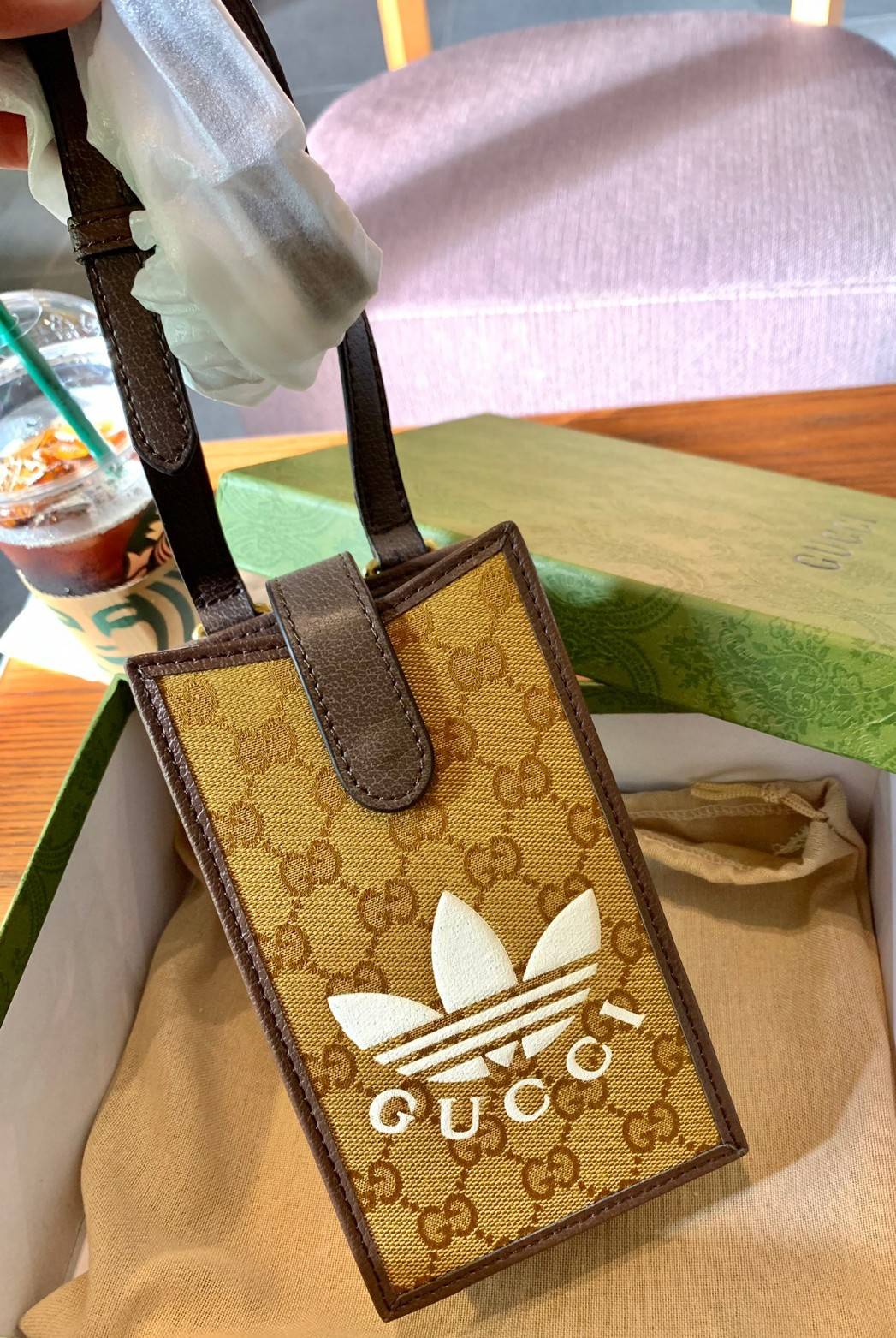 VIP 🥂 LIMITED EDITION Gucci x adidas Phone Case ไม่มีได้ยังไง สวยขนาดนี้ ที่หนุ่มๆสาวๆต้องมีติดตัวค่ะ 💙กระเป๋าใส่มือถือ หนังแท้ 🔺สีน้ำตาลอมเหลือง สัสดุJacquard ทอลายGG ค่ะ ด้านหน้าทั้ง3สี มีโลโก้แบรนด์แบบนูนอันเป็นสัญลักษณ์ของคอลเล