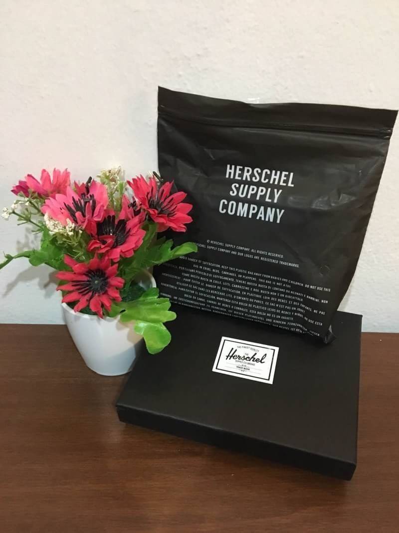 Herschel Wallet กระเป๋าสตางค์จากแบรนด์ Herschel แบรนด์ที่ดังสุดๆจากแคนาดามาแล้วค่ะ ต้องขอบอกเลยว่าพิเศษสุดๆไม่ได้มาบ่อยนะคะ กระเป๋าสตางค์วัสดุหนังทนทานสุดๆ เหมาะสำหรับทุกวัยเลยค่ะ ตัวกระเป๋าด้านหน้าปั๊มชื่อแบรนด์ ด้านในมีช่องใส่บัตร 4 ช่อง และช่องใส่ธนบัต