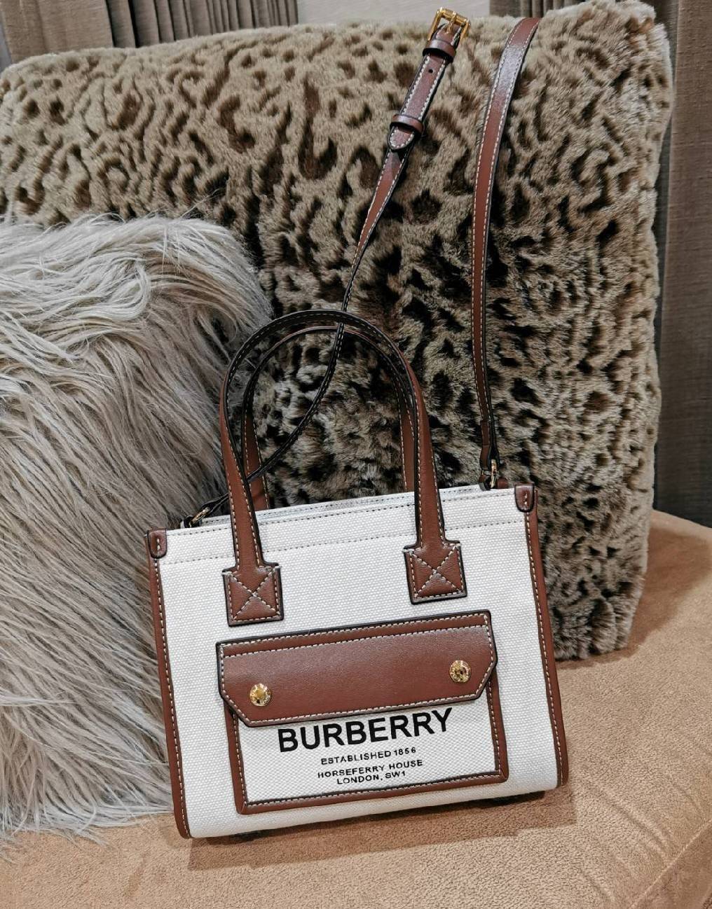 BURBERRY FRAGRANCES CROSSBODY BAG VIP GIFT WITH PURCHASE (GWP) พรีเมี่ยมกิ๊ฟ Limited Edition จาก BURBERRY PERFUME วัสดุ Canvas & Leather ทรงเหลี่ยม TwoTone ดีไซน์สวยอยู่ทรง ด้านหน้ามีช่องใส่ของ ภายในโล่งกว้าง สามารถใส่กระเป๋าสตางค์ยาว มือถือ ของใช้ได้เยอะ