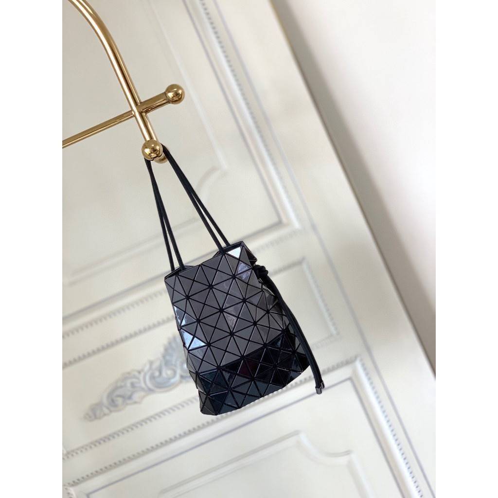Baobao Issey Miyake Wring Small Bag กระเป๋าสะพายครอสบอดี้พร้อมสายรูดเปิดปิด สามารถปรับความยาวของสายได้ตามสไตล์ความชื่นชอบ ด้วยดีไซน์ทรงน่ารัก เหมาะสำหรับให้สาวๆหยิบใช้ในวันสบายๆ แต่เต็มเปี่ยมไปด้วยความคล่องแคล่ว ไฮไลต์ของซีซั่นนี้คือกระเป๋าที่มาพร้อมกับเช