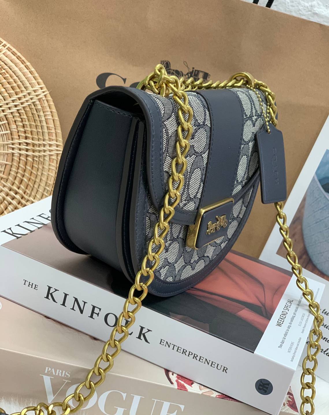 COACH ALIE SADDLE BAG IN SIGNATURE JACQUARD (C4694//C3464) New item!! กระเป๋าสะพายทรง saddle ดีไซน์วินเทจย้อนยุค แฝงความหรูในตัวด้วยอะไหล่สีทองเหลือง โดดเด่นไม่ซ้ำใครแน่นอน วัสดุผ้า jacquard สลับหนังแท้ ภายในเป็นช่องโล่ง มาพร้อมสายสะพายครอสบอดี้ ที่สามารถ