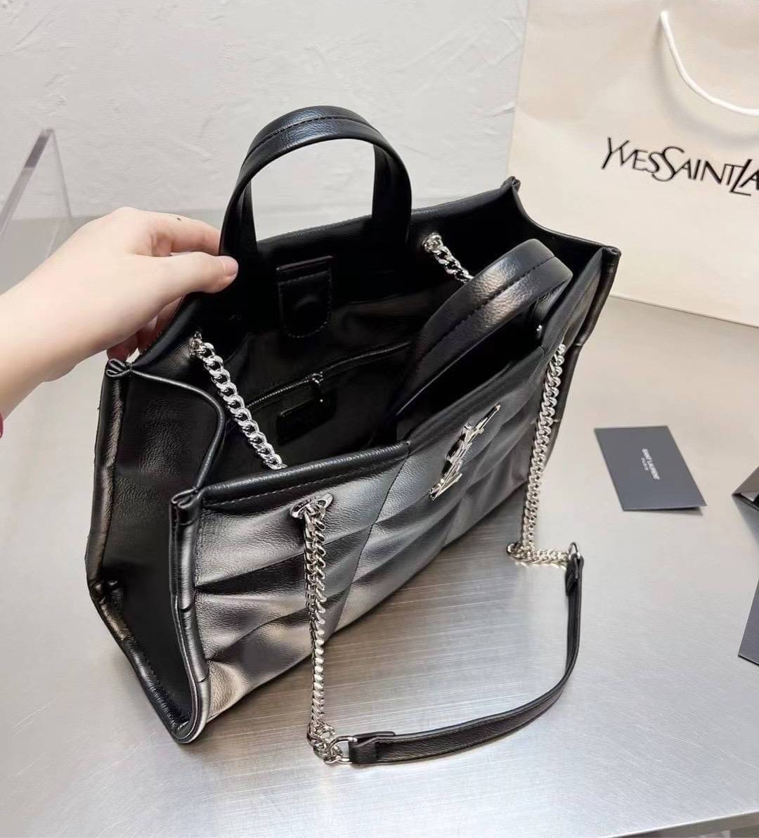 SAINT LAURENT shoulder bag Silver Tone / YSL Shopping Bag / YSL TOTE BAG กระเป๋าถือทรงช็อปปิ้ง พร้อมส่ง โดดเด่นด้วยโลโก้แบรนด์อะไหล่เงินสวยหรู ภายในกระเป๋ากว้างใส่สัมภาระได้เยอะ มีช่องซิปแยกย่อยให้ใส่ของจุกจิกหนึ่งช่องนะคะ