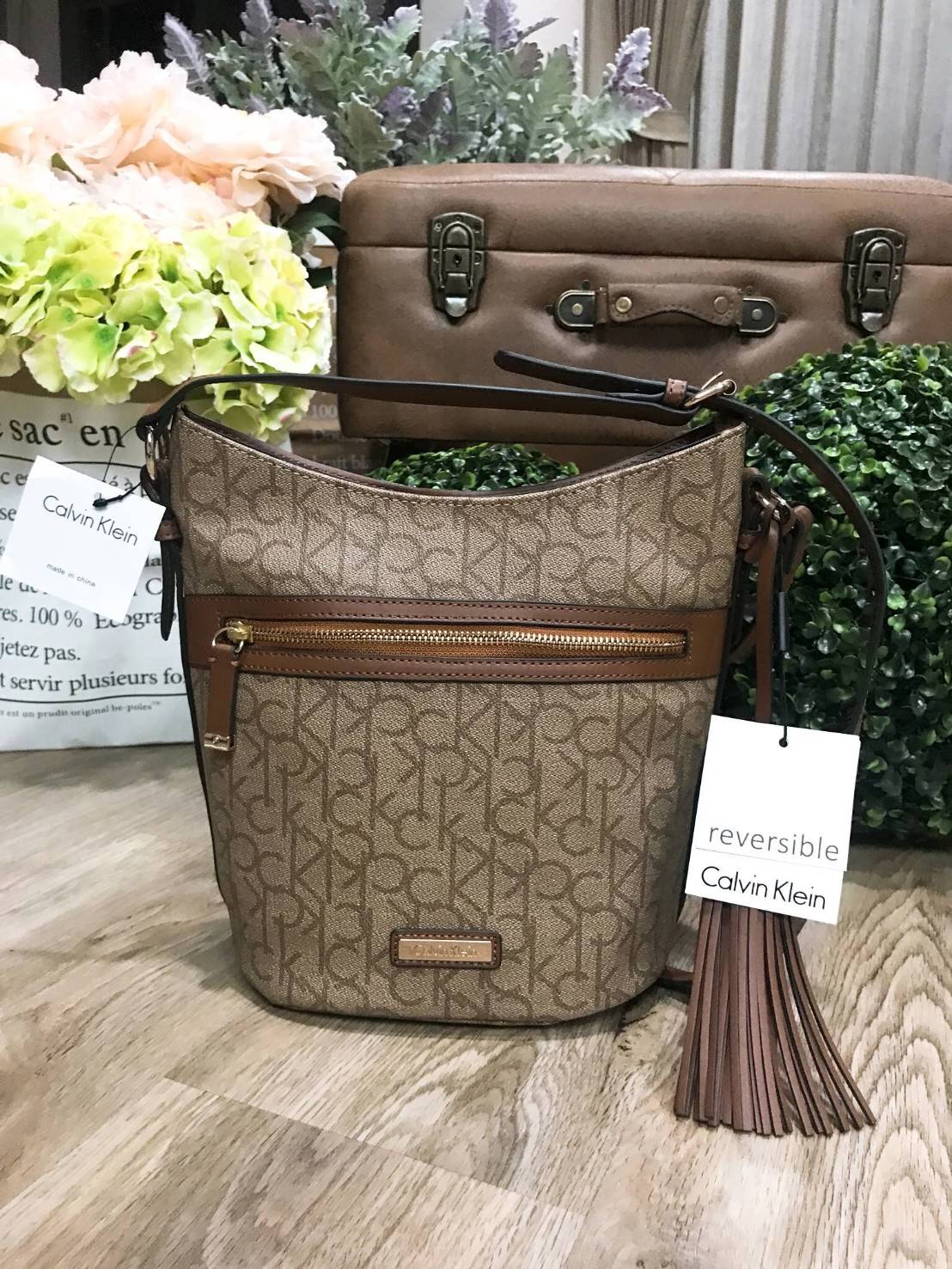 Calvin Klein CrossBody Bag Y2019 Newvin! กระเป๋าสะพายหนังสวยอยู่ทรง ลาย Signature แบรนด์รอบใบ ทรงถัง เปิดปิดด้วยซิป ด้านหน้าประดับโลโก้แบรนด์ อะไหล่ทอง ขนาดกำลังดี น้ำหนักเบา ภายในกว้าง ซับในพิมพ์แบรนด์ ใส่ wallet ยาวได้ พร้อมสายยาว ปรับได้ Crossbodyได้ค่