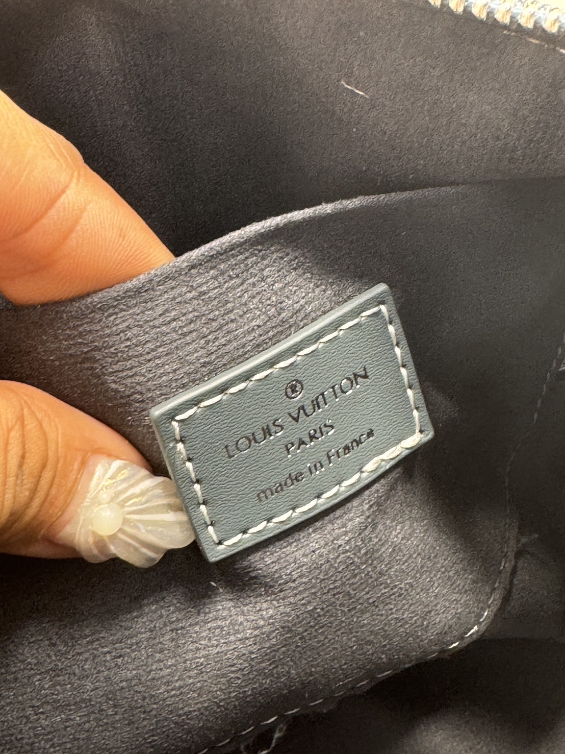 LV Side Trunk Monogram Denim Bag กระเป๋าสะพายทรงกล่องเดนิมซีดสไตล์วินเทจ ปั้มนูนโลโก้ลายโมโนแกรม ไอเท็มหรูหราย้อนยุค ผสมผสานความทันสมัย รูปทรงกล่องสัดส่วนสวยลงตัว โดดเด่นชวนมอง