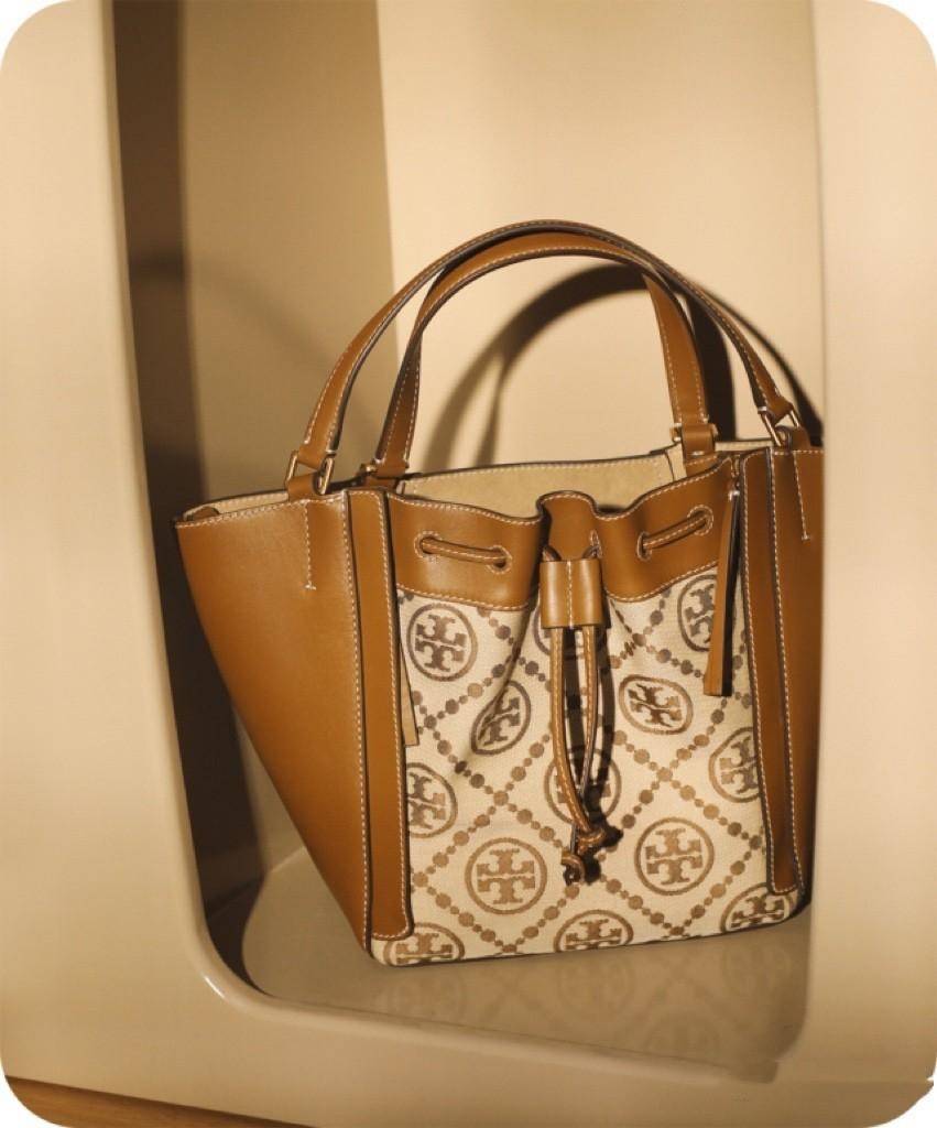 Tory T Monogram Mcgraw Dragonfly กระเป๋าถือหรือสะพายไหล่ วัสดุหนัง Jacquard อะไหล่ทอง ทรงปีก เปิด-ปิด ด้วยกระดุมแม่เหล็ก ด้านในโลง มี 2ช่องเล็ก จุของได้เยอะ น้ำหนักเบา สายสะพาย crossbody ได้ ปรับระดับได้