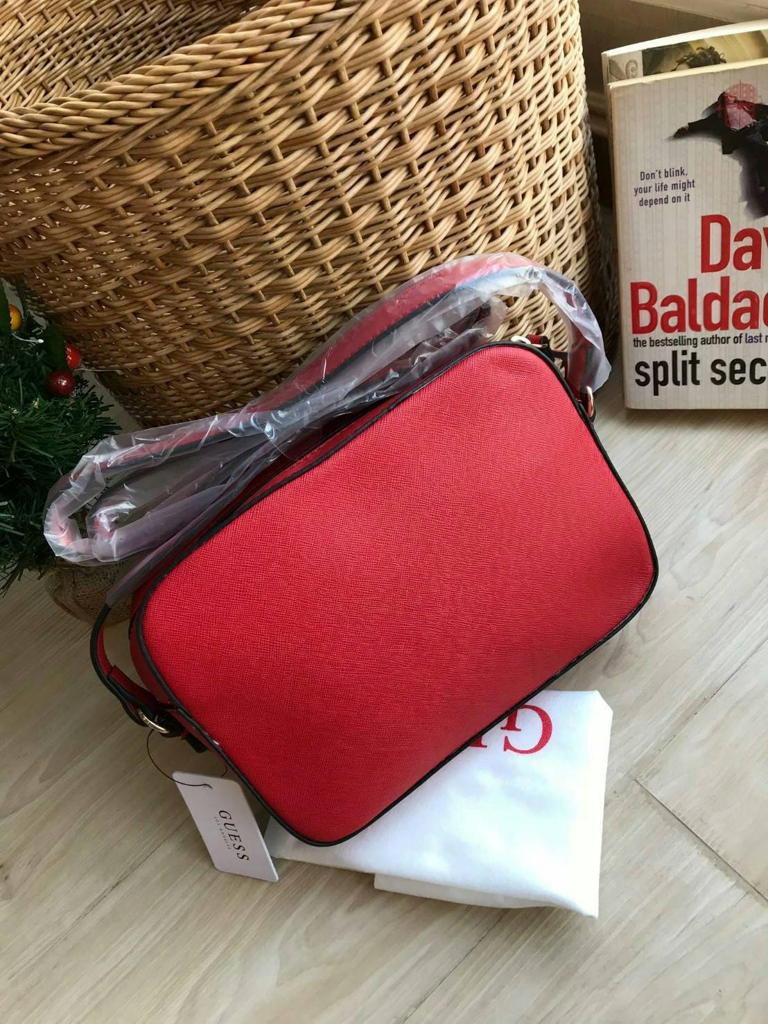 GUESS CROSSBODY BAG กระเป๋าสะพายรุ่นใหม่ ทรงเหลี่ยมตั้งอยู่ทรง วัสดุหนังSaffiano ด้านหน้าปั้มลายโลโก้นูน เปิดปิดด้วยซิปเดียวด้านบน ภายในกว้างใส่กระเป๋าสตางค์ใบยาวได้ ด้านหน้ามีช่องเล็ก1ช่อง ภายในมีช่องซิปเล็ก1ช่อง แยกเป็นสัดส่วน ด้านในบุผ้าลายสกรีน น้ำหนั