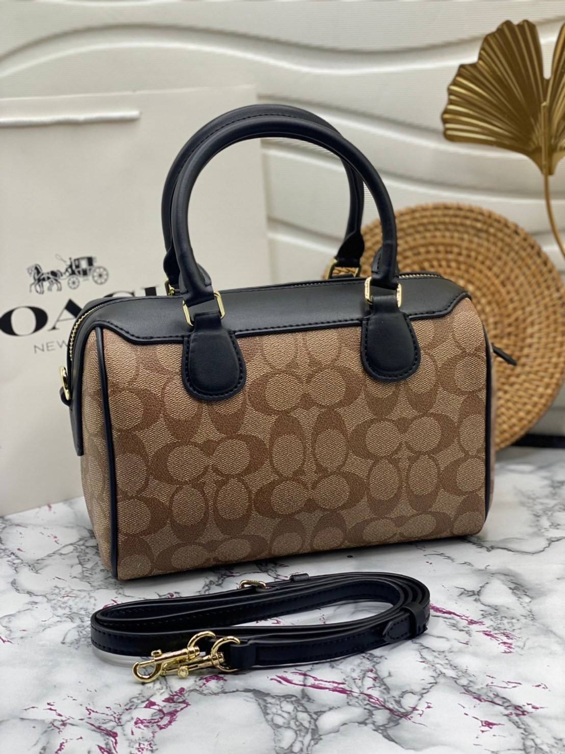 หมอน 9” COACH MINI BENNETT SATCHEL CROSSBODY BAG พร้อมส่ง ทรงฮิตของสาวๆค่ะ!! กระเป๋าถือ//สะพายข้าง จาก coach factory ทรงหมอน วัสดุลายหนังสวย หนังป่องยวบคืนตัวได้ดีมากๆค่ะ ด้านหน้าห้อยพวงแบรนด์ พร้อมมีโลโก้แบรนด์ เปิดปิดกระเป๋าด้วยซิป ภายในกว้าง ใส่กระเป๋า