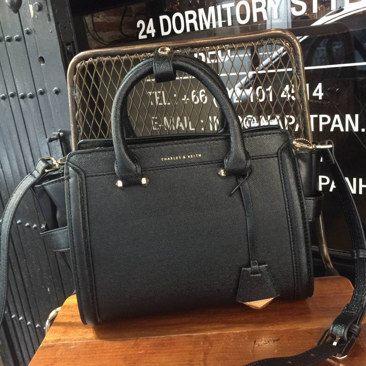 Charles&keith Structured Trapeze Detail Bag สำหรับคอลเลคชั่นใหม่ 2018 เพิ่มสีสวยๆโดนใจให้คุณได้เลือก ตัวกระเป๋าวัสดุหนัง PU อยู่ทรงน่าใช้ ภายในช่องใหญ่จุของได้เยอะม๊วกกก ช่องซิปเล็กด้านใน และช่องเก็บของจุกจิก เปิด-ปิดด้วยซิปรูดลื่นใช้งานคล่องตัว สายสะพายถ