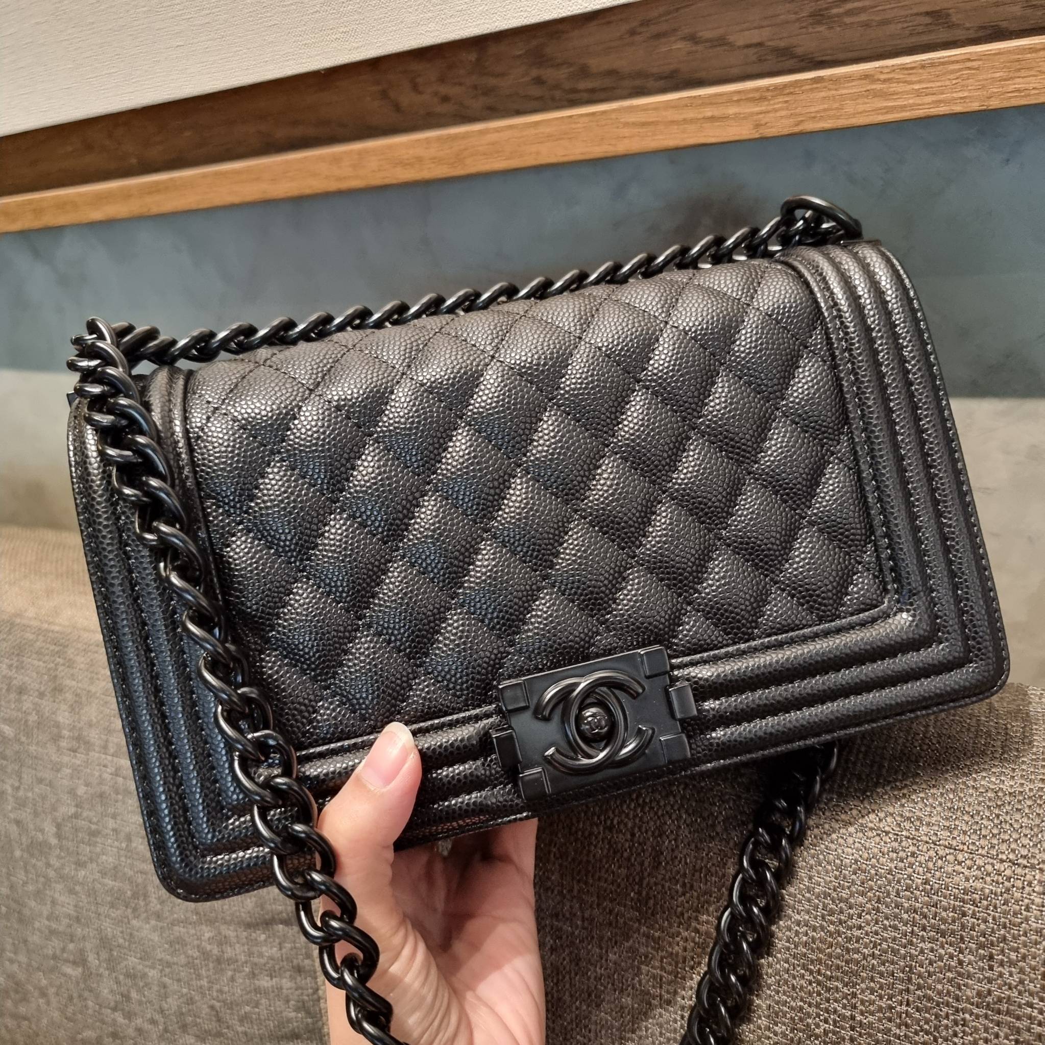Chanel Boy 10" พร้อมส่งที่ไทย รุ่นสุดฮอต ดีไซน์อะไหล่ดำ เรียบหรูมากๆ!! วัสดุหนังลายคาร์เวีย ทรงคลาสสิคที่สาวๆห้ามพลาด!! ในราคาสุดคุ้ม เปิด-ปิดกระเป๋าด้วยตัวล็อค ภายในโล่งกว้าง ไซส์ใหญ่ใส่ของได้เยอะ มีช่องแยกในกระเป๋า มาพร้อมสายสะพายโซ่สลับหนังรองบ่า 