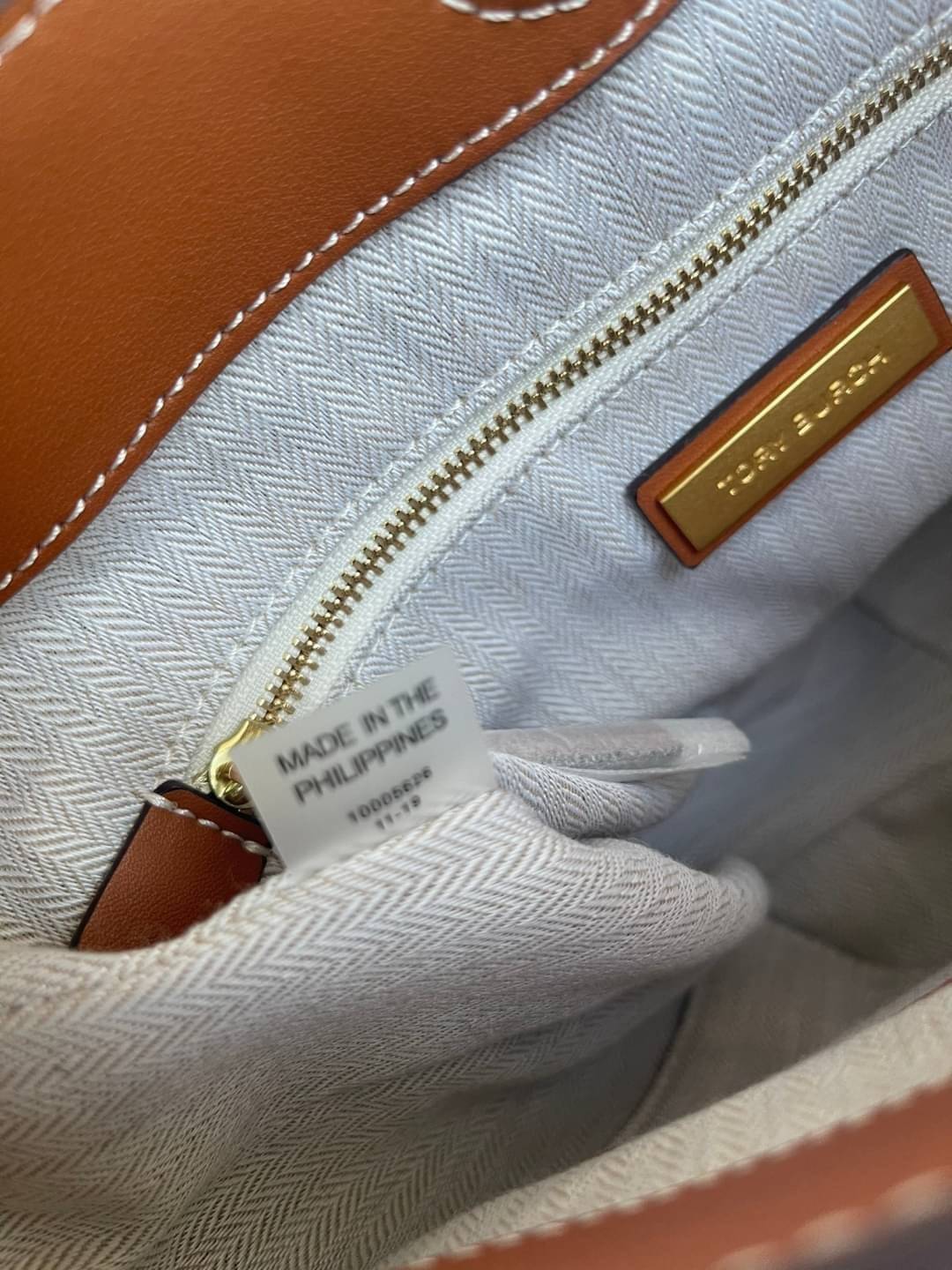 Tory burch miller metal-logo mini hobo bag มีกลิ่นอายสุดคลาสสิก ได้รับแรงบันดาลใจมาจากการขี่ม้า จึงได้ดีไซน์กระเป๋าออกมาในรูปแบบอานหลังม้าสุดเก๋ที่สามารถนำไปมิกซ์แอนด์แมทช์กับสไตล์การแต่งตัวได้หลายชนิด ไม่ว่าจะเป็นกับเดรสทรงยาวหรือกางเกงยีนแสนเท่ตัวโปรดขอ