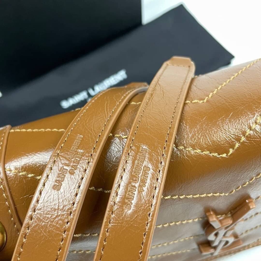 Saint Laurent Niki shoulder bag กระเป๋าสะพายรุ่นโดดเด่นด้วยโครงสร้างทำจากหนังวัว หนังมันเงา นิ่ม งานสวยมากๆ ค่ะ ด้านหน้าประดับโลโก้แบรนด์ และมีช่องสำหรับเก็บของที่หยิบใช้บ่อย ตอบโจทย์การใช้ชีวิตระหว่างวันได้ดีมากๆ สายสพายดีไซน์ได้หลายรูปแบบ แมทกับการแต่งต