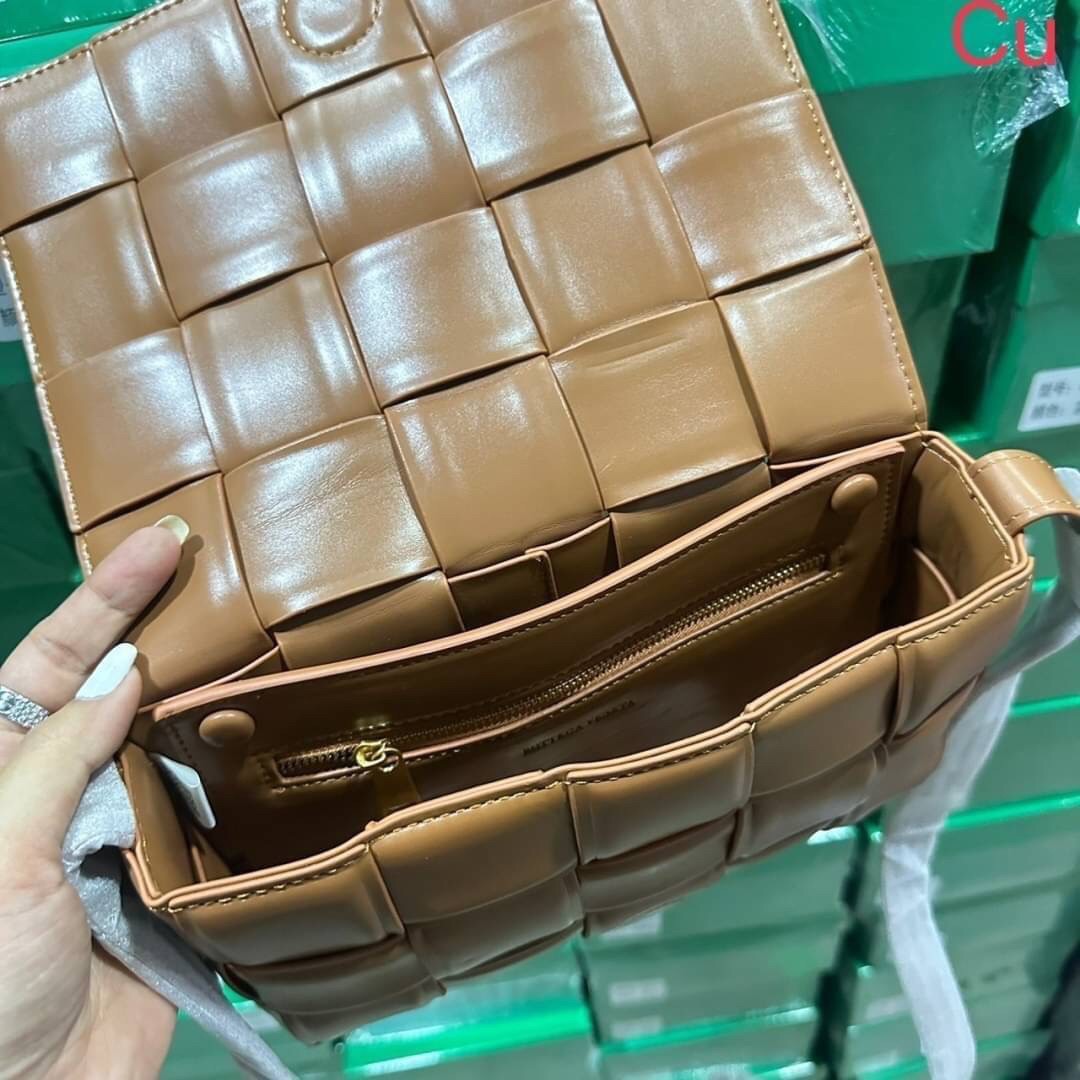 BOTTEGA VENETA PADDED CASSETTE BAG สร้างสรรค์ให้ไอเท็มนี้ดูหรู ดูแพง ใบจริงสวยมาก ใช้ได้ทั้งชายหญิง มาจำนวนจำกัด รีบตำกันน้า ไม่อยากให้พลาดเลยจ้า