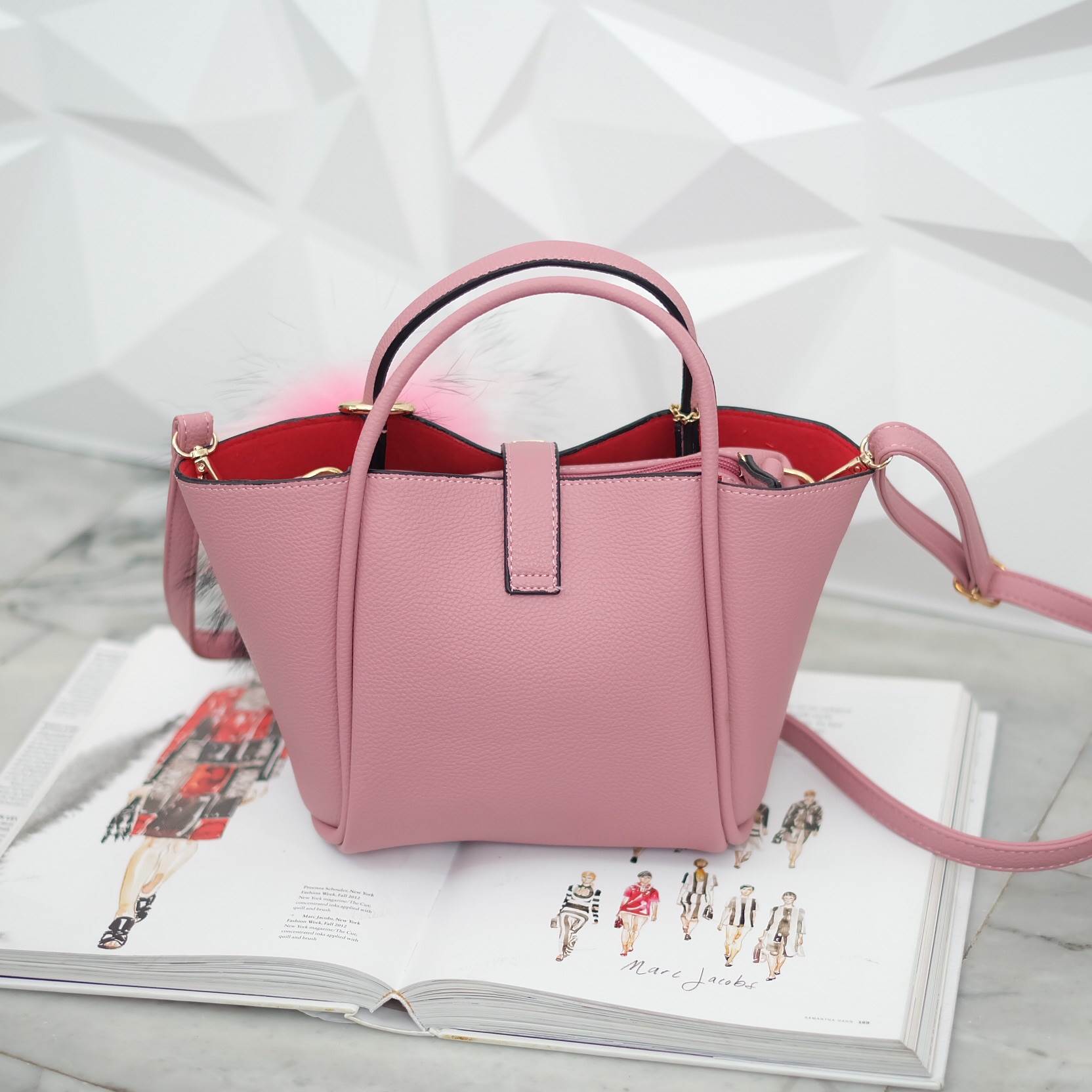 โฉมใหม่ ไฉไลกว่าเดิม 🌈everyday keep handbag 👑สวย หรู เวอร์วัง อีกแล้วค่า 👍 กระเป๋า ถือ//สะพายข้าง หนังสวยๆ มาพร้อมพวงกุญแจ ปอมปอม ฟรุ้งฟริ้ง ขนเฟอร์แท้ ยิ่งใช้ยิ่งฟูสวย น่ารักมาก เข้ากับกระเป๋าคะอย่างดี กระเป๋า เนื้อนิ่มหนา อยู่ทรง