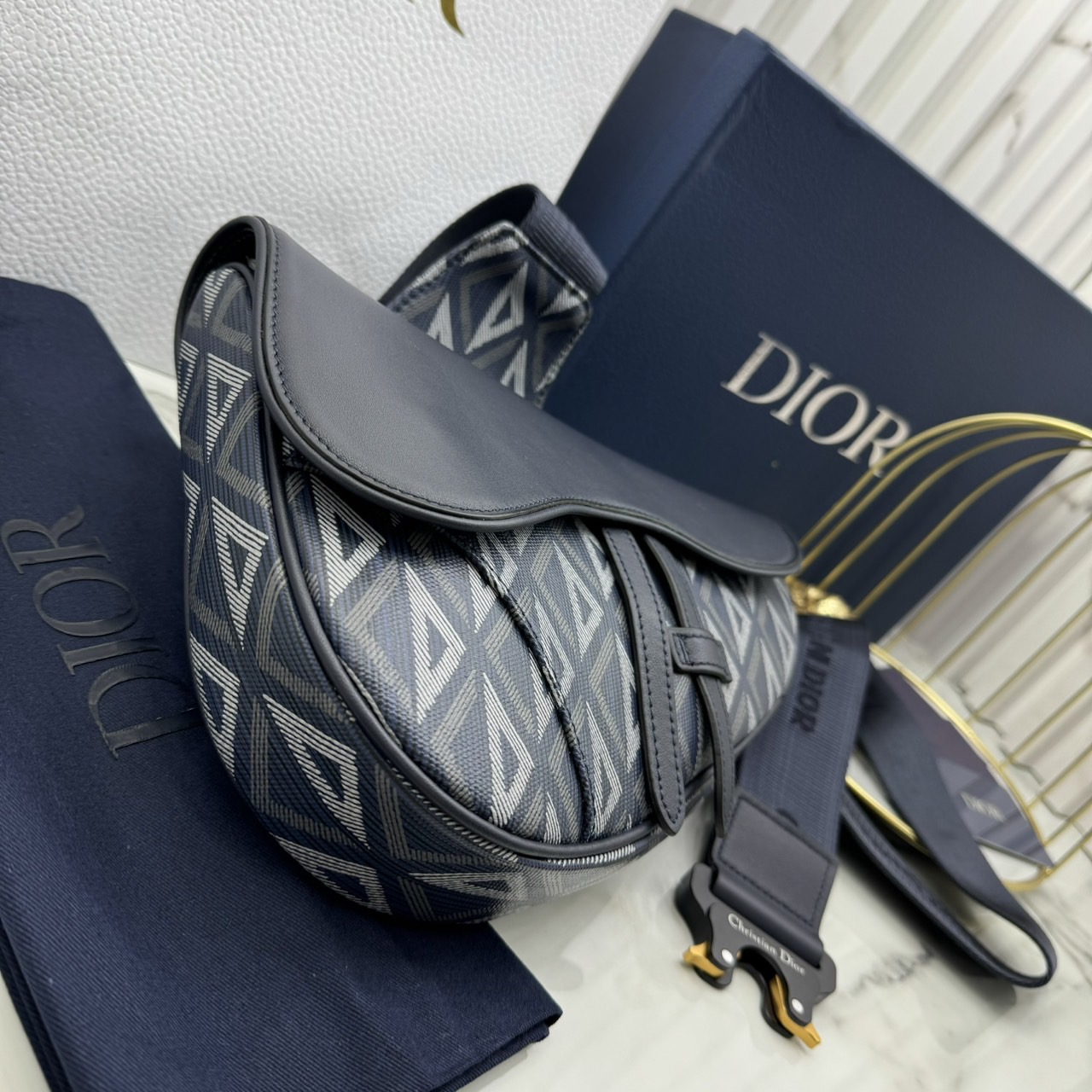 DIOR Saddle Bag CD Diamond canvas and smooth leather กระเป๋าคาดอก หรือสะพายไหล่ได้ สไตส์แบรนด์หรู รูปแบบใหม่ของ CD คลาสสิก เกรดออริ 1:1 ใช้งานต่างประเทศได้