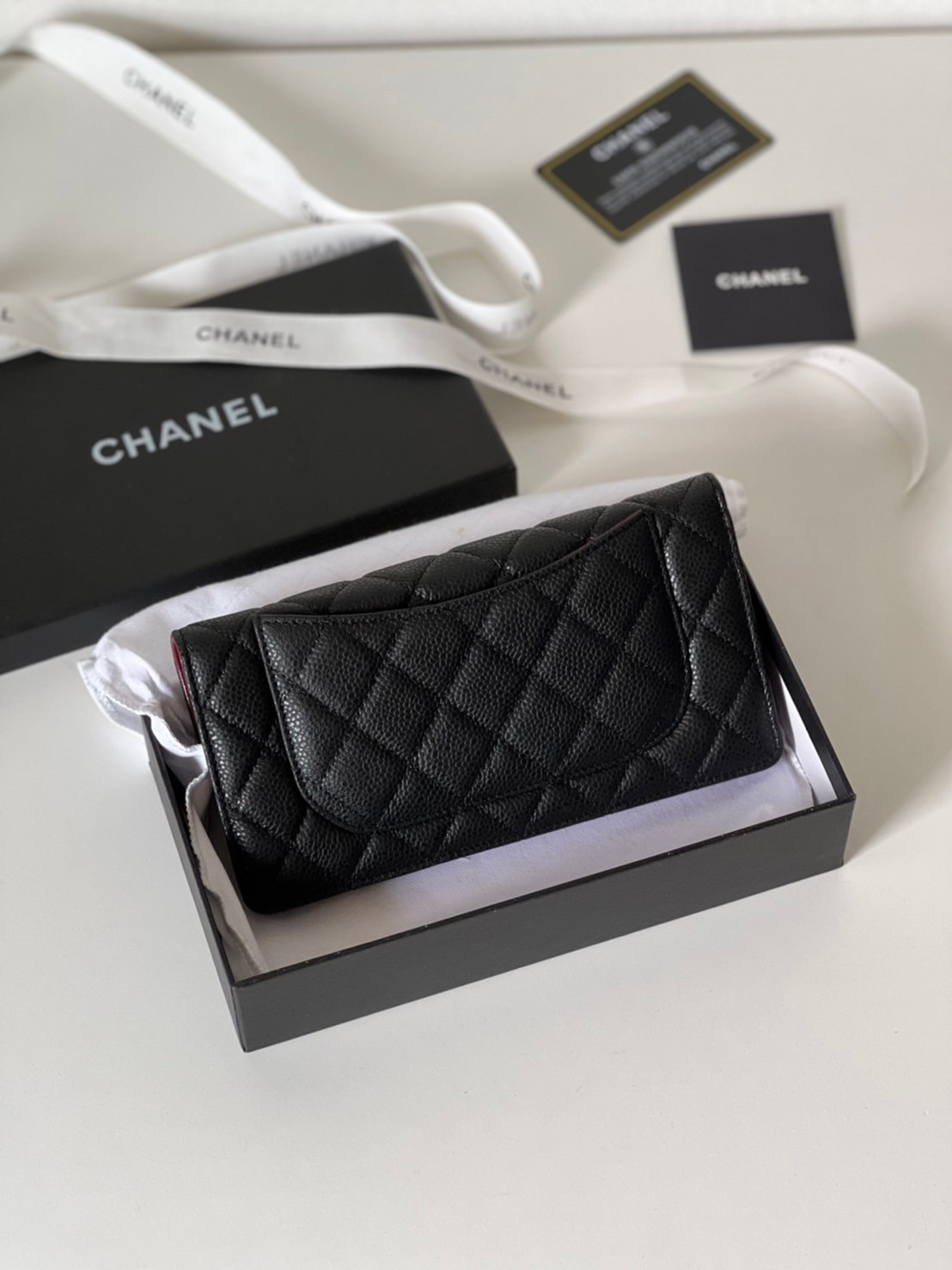 หนังแท้ CHANEL LONG WALLET รุ่นยอดนิยมไอเท็มฮิตวัสดุหนังคาเวียร์สวยคลาสสิคเปิดปิดด้วยฝาปิดกระดุมด้านหน้ามีโลโก้แบรนด์อะไหล่ทอง/เงินสวยหรู ภายในสีแดงเบอกันดี้ มีช่องซิปด้านในเรียกว่าใบเดียวจบ เป็นใบยอดนิยมของสาวๆ เลยค่าา พร้อมส่งที่ไทยไม่ต้องรอพรีฯ สาวก Ch