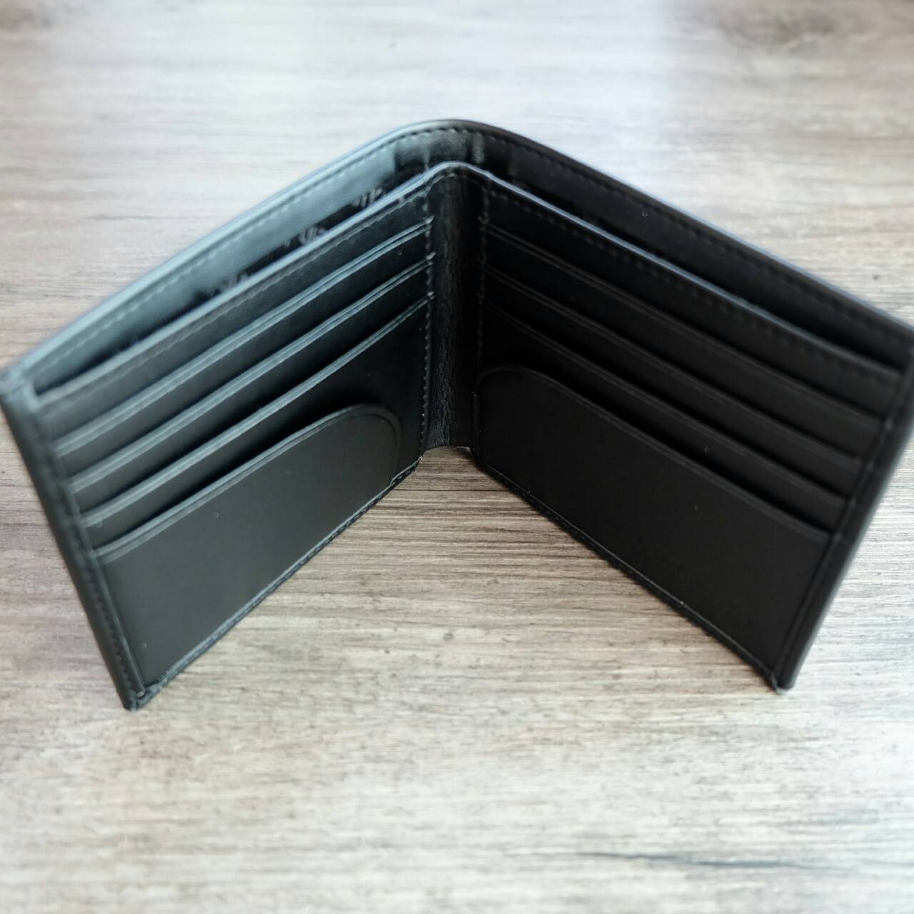 Calvin Klein Short Wallet กระเป๋าสตางค์ใบสั้น โดดเด่นด้วยโลโก้แบรนด์ปั๊มตัวใหญ่ ด้านหน้า ภายในมีช่องใส่ธนบัตรและช่องใส่บัตรหลายช่อง จะมอบเป็นของขวัญหรือใช้เองก็แนะนำค่ะ